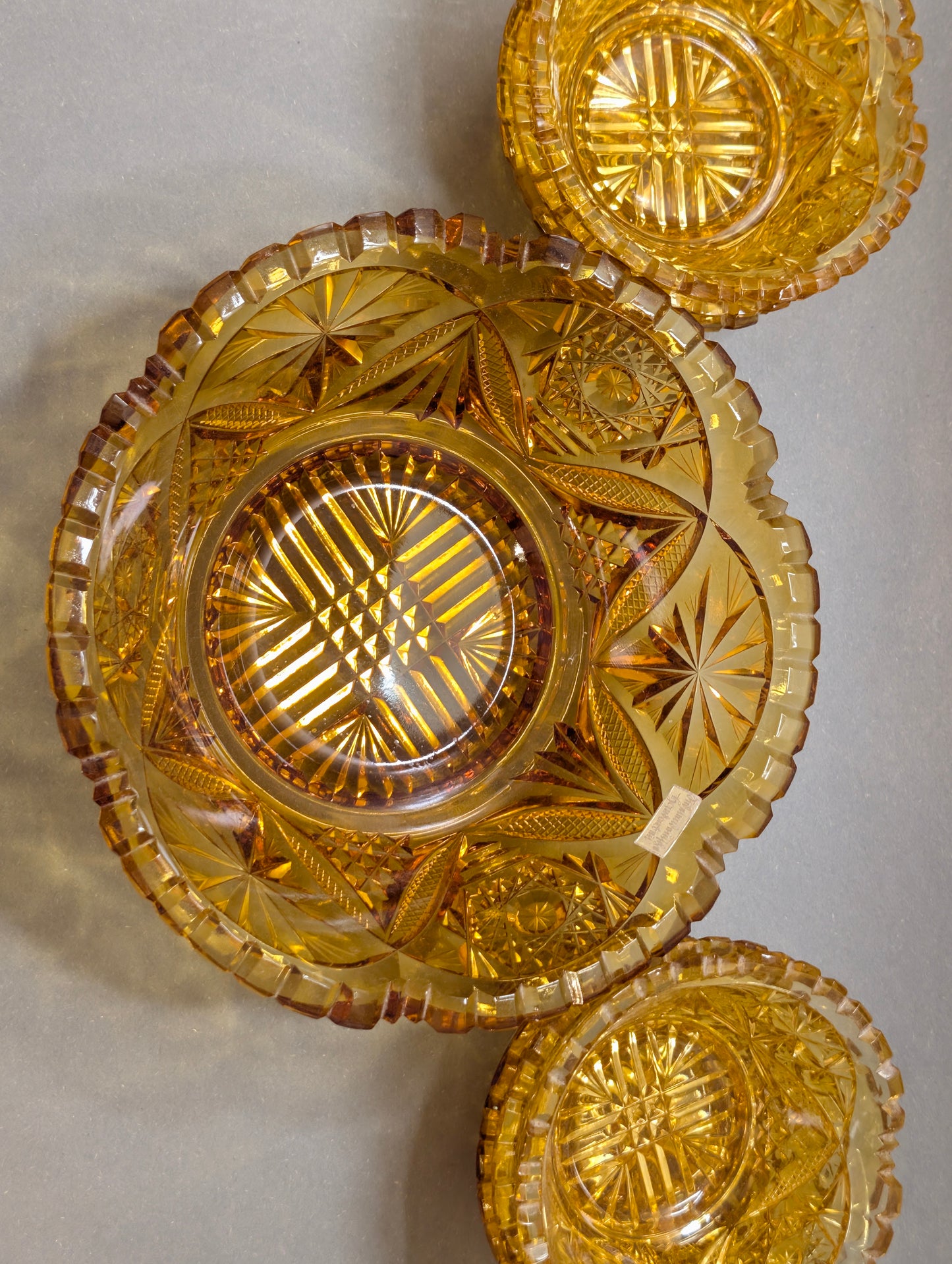 Große bernsteinfarbene Schliffschale von oben mit zwei Schälchen, Stern- und Fächerschliff, Vintage amber

