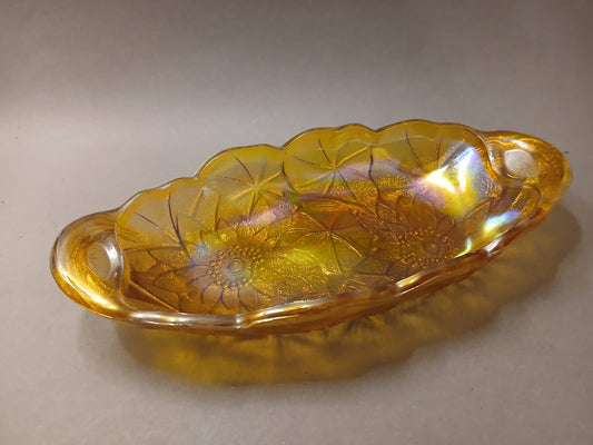 Bernsteinfarbene Karnevalsglasschale in ovaler Form mit irisierendem Schimmer, frontal fotografiert
