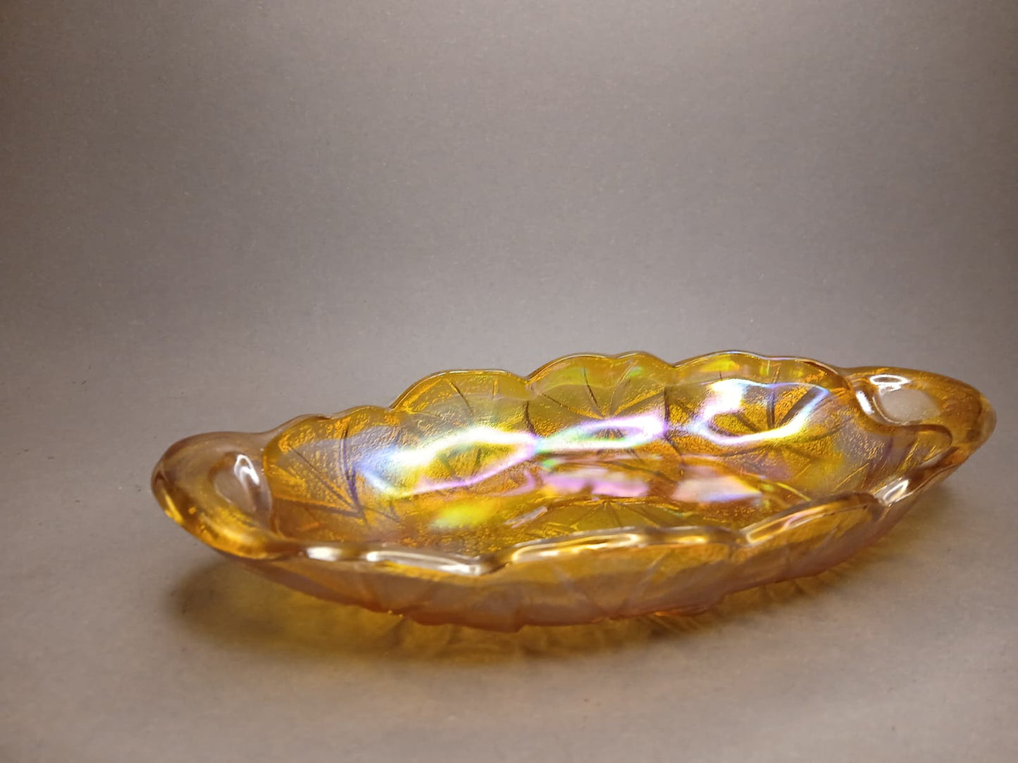 Irisierende Karnevalsglasschale mit gewelltem Rand, dekorative Seitenansicht