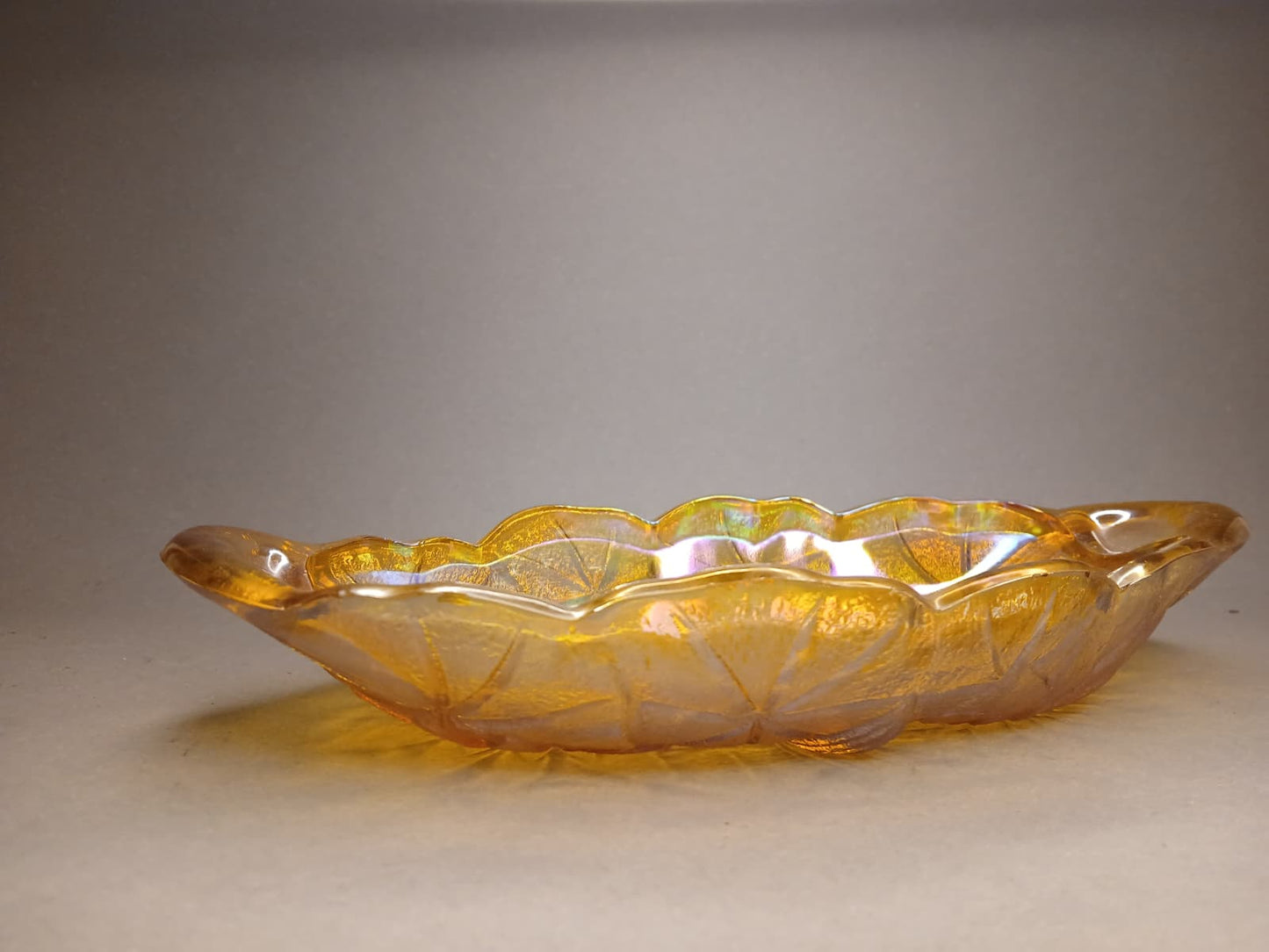Irisierende Karnevalsglasschale mit gewelltem Rand, dekorative Seitenansicht