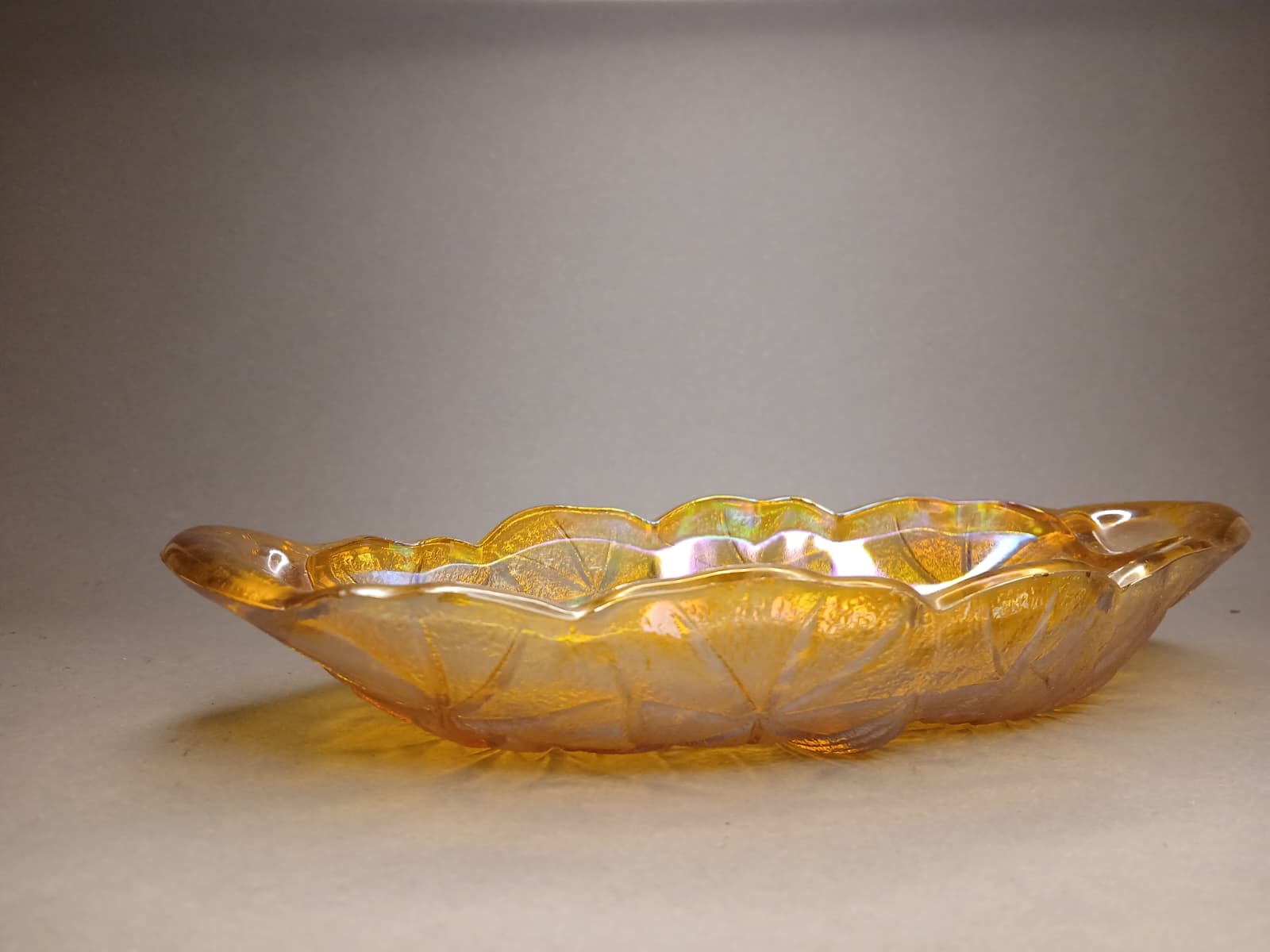 Irisierende Karnevalsglasschale mit gewelltem Rand, dekorative Seitenansicht