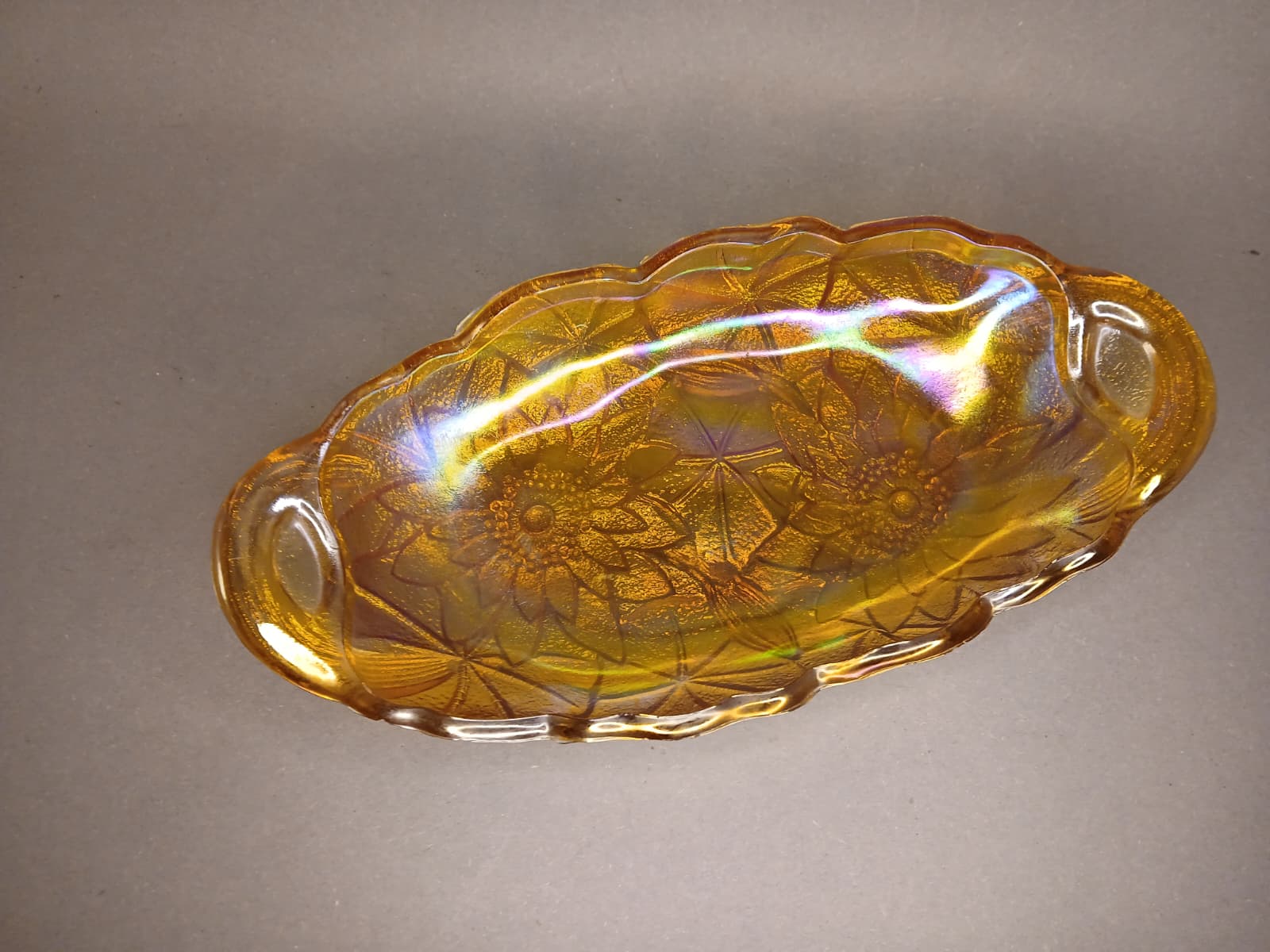 Irisierende Karnevalsglasschale mit gewelltem Rand, dekorative Draufsicht