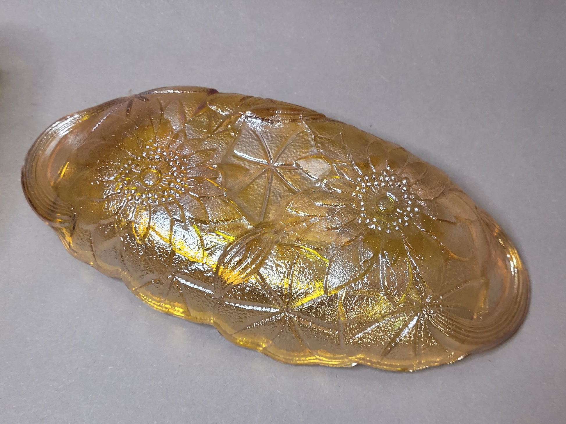 Irisierende Karnevalsglasschale mit gewelltem Rand, dekorative Unteerseite