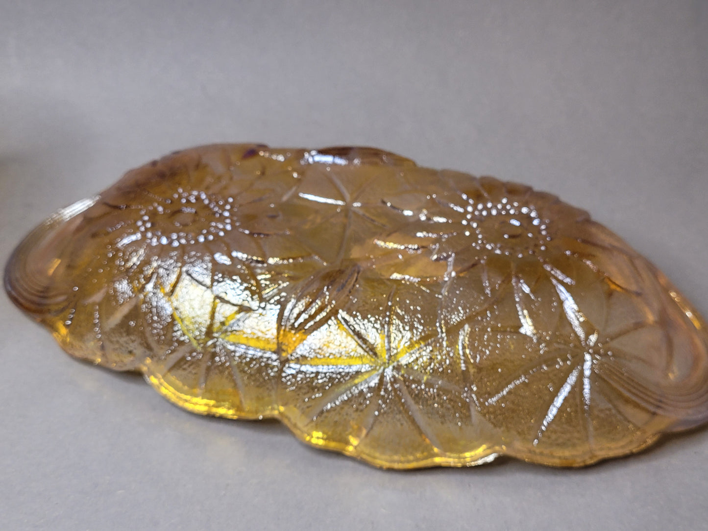 Irisierende Karnevalsglasschale mit gewelltem Rand, dekorative Unterseite