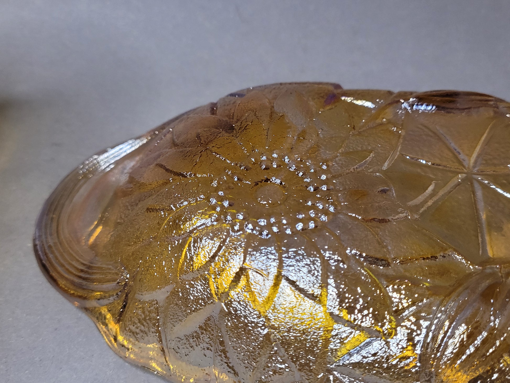 Irisierende Karnevalsglasschale mit gewelltem Rand, dekorative,  Nahaufnahme Unterseite