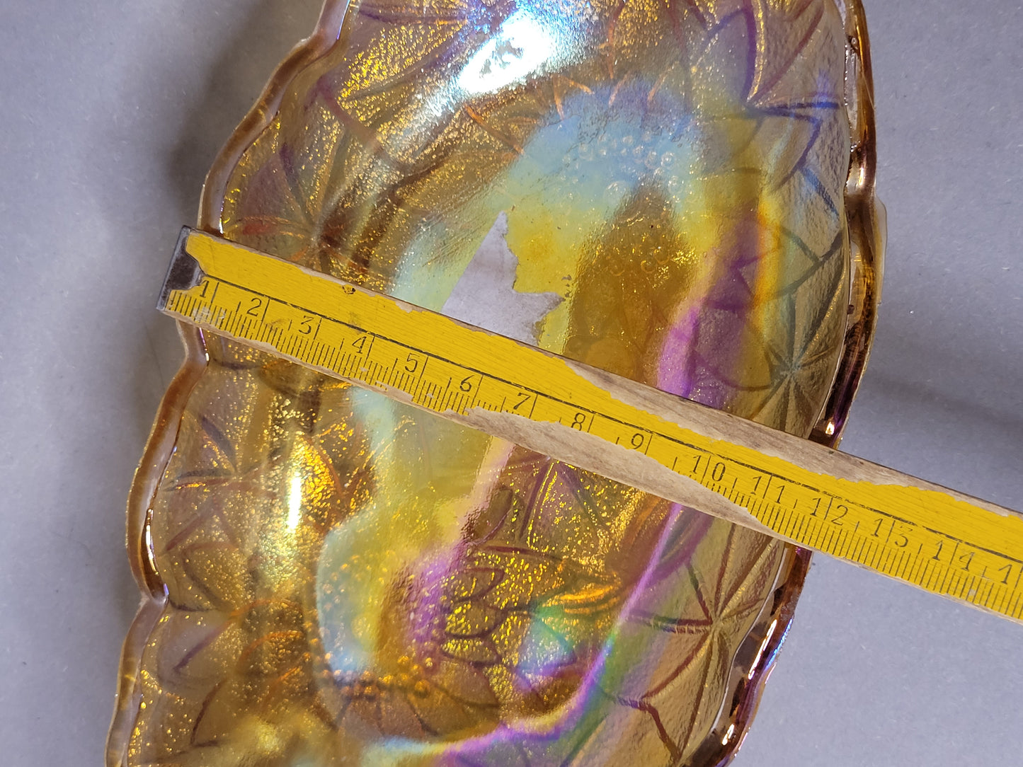 Längenmessung der irisierenden Glasschale aus Bernsteinfarbe, diagonale Ansicht
