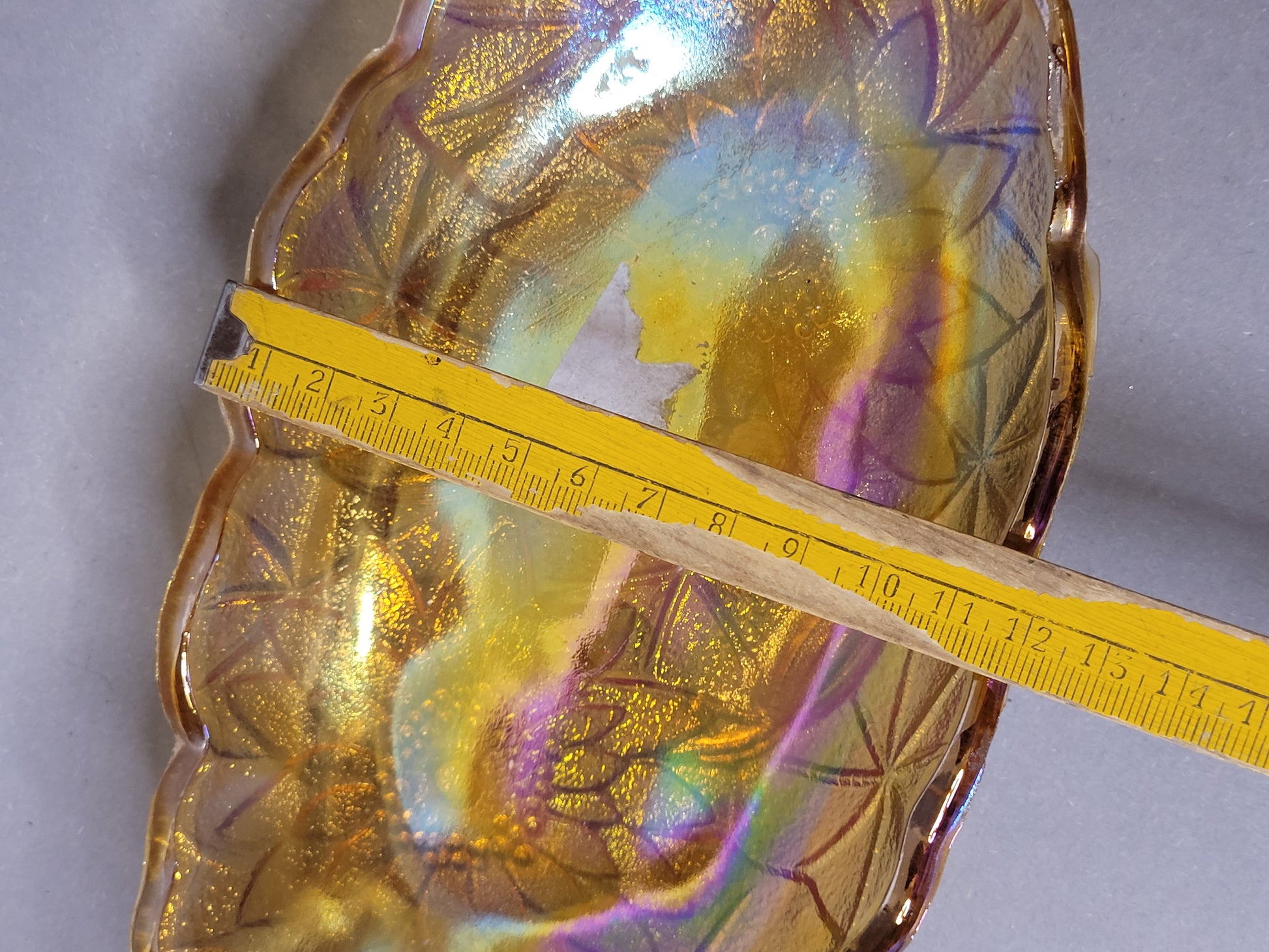 Längenmessung der irisierenden Glasschale aus Bernsteinfarbe, diagonale Ansicht