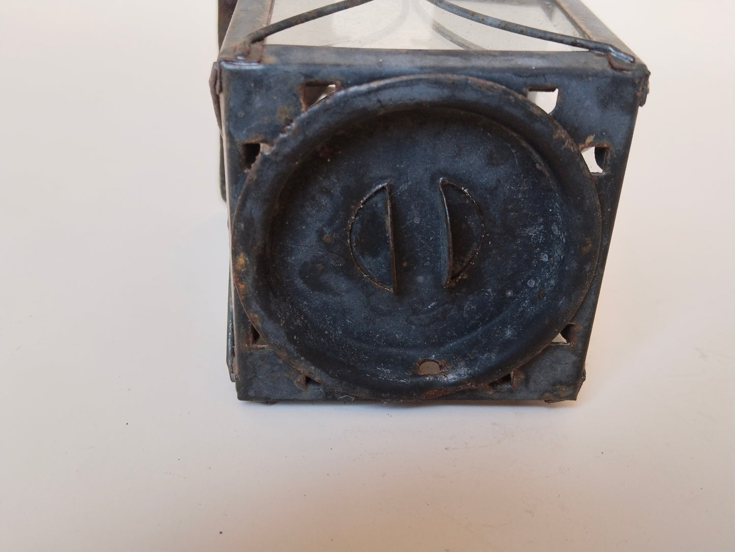 Detailaufnahme der Unterseite mit rundem Metallstöpsel