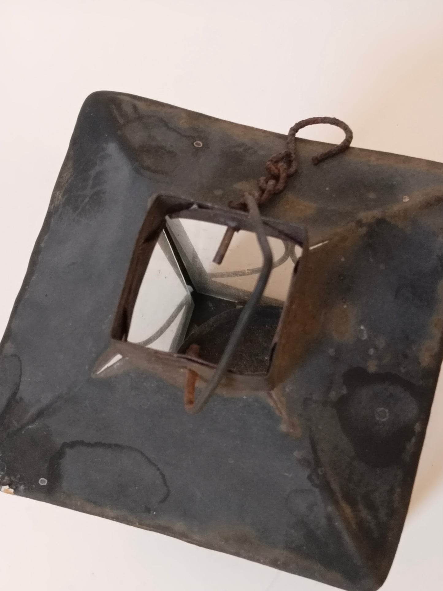 Nahaufnahme der rostigen Aufhängeöse und Kette von oben