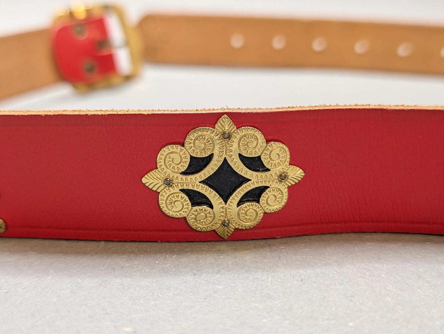 Appenzeller Sennengürtel Vintage – rotes Leder, 9 Messingbeschläge, Trachtengürtel 85 cm