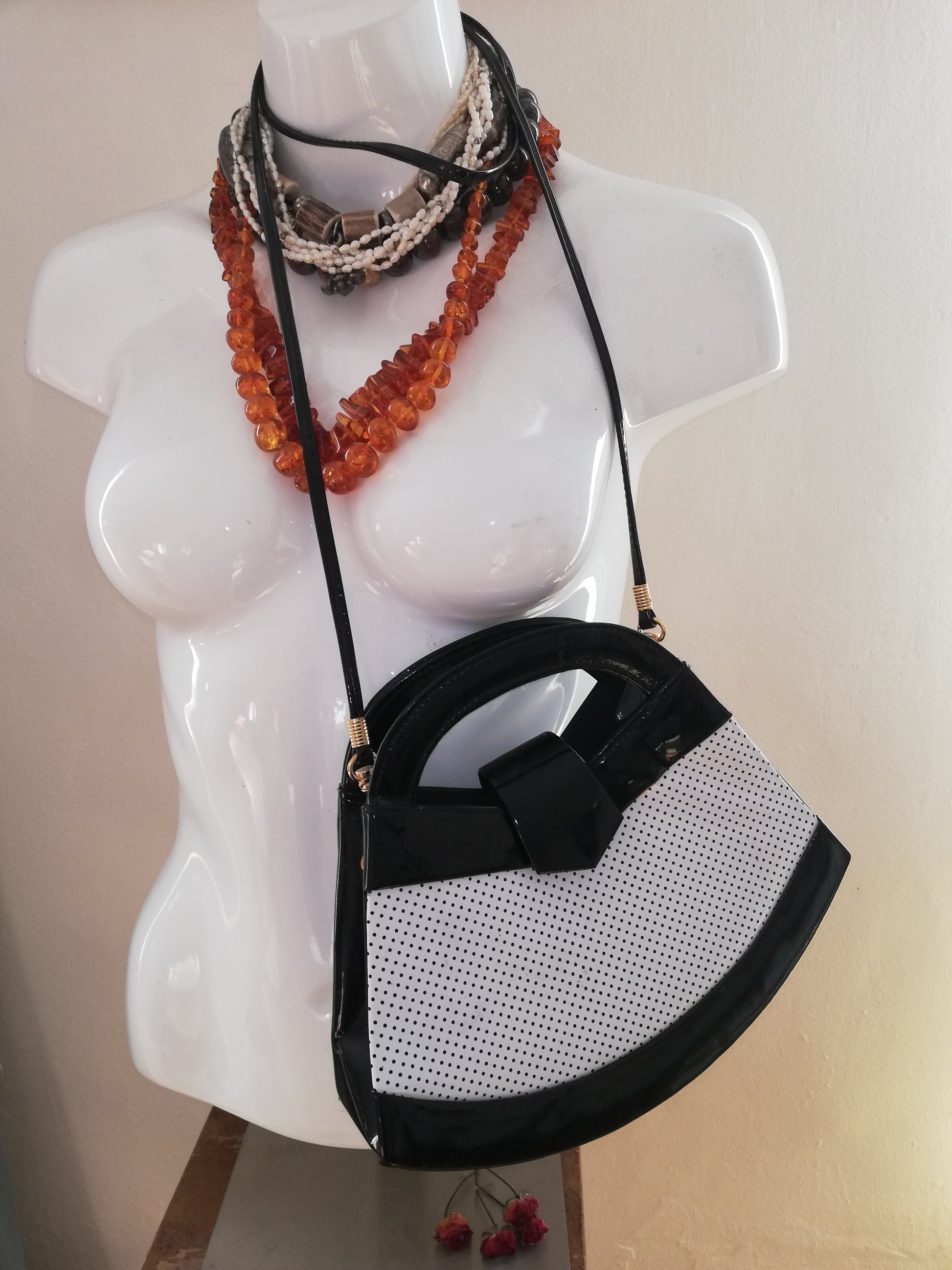 Retro Lackhandtasche Rockabilly Stil. An einer Schaufensterpuppe aufgehängt.