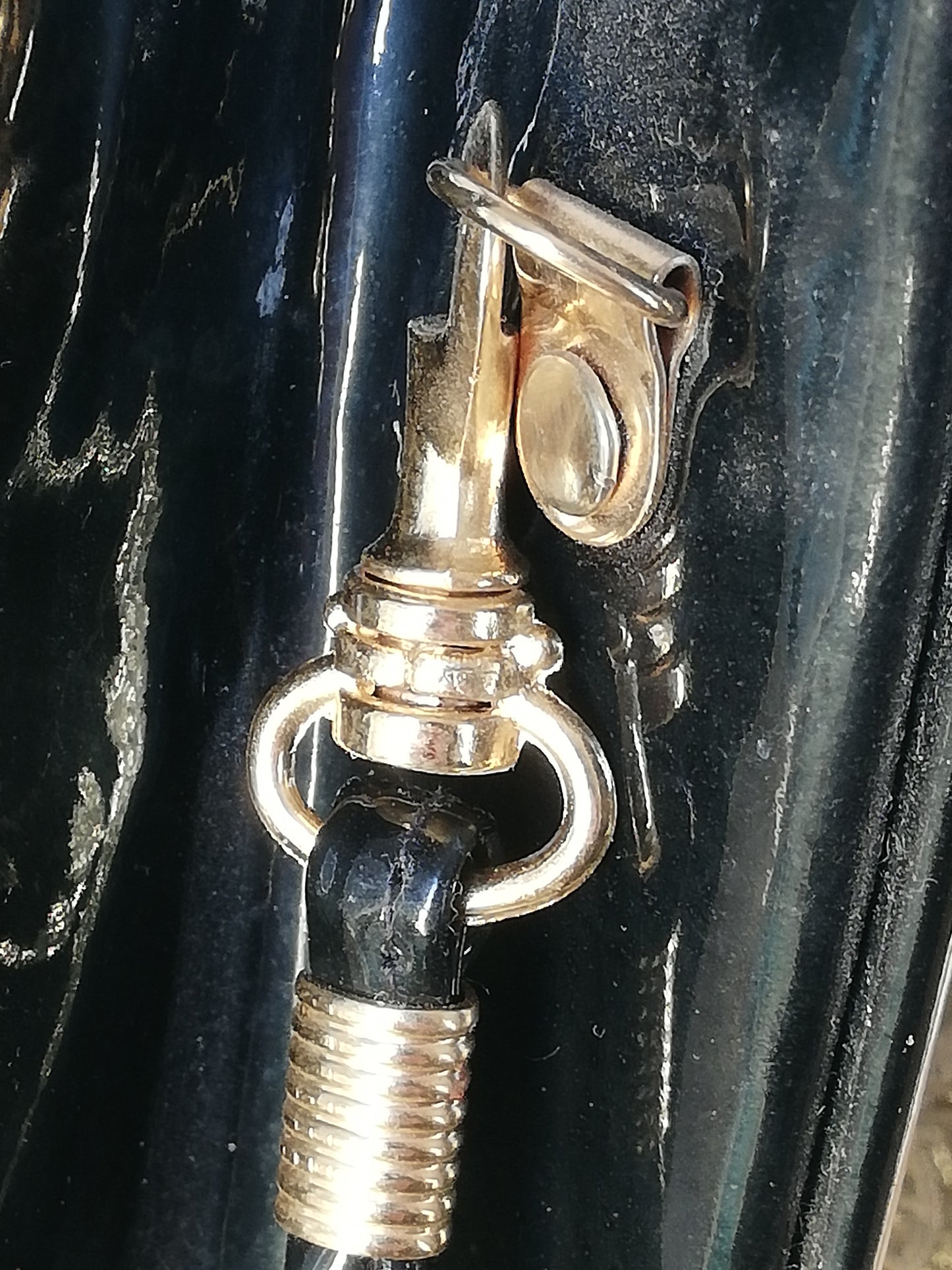 Handtasche mit Schulterriemen abnehmbar. Detailaufnahme.