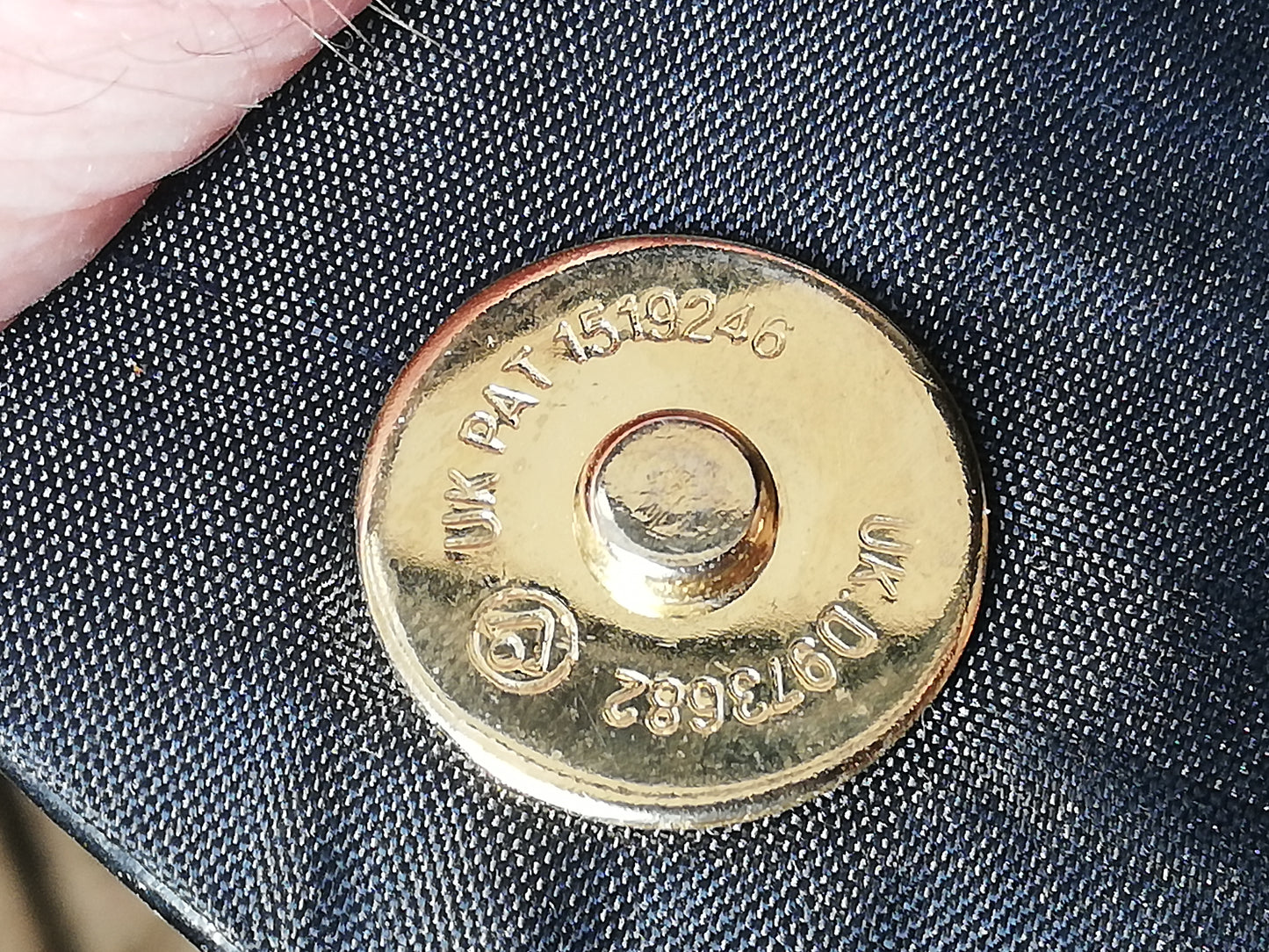 Vintage Damenhandtasche Magnetverschluss. Nahaufnahme des Verschlusses.
