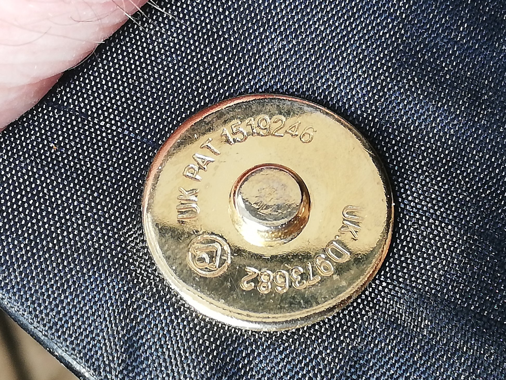 Vintage Damenhandtasche Magnetverschluss. Nahaufnahme des Verschlusses.