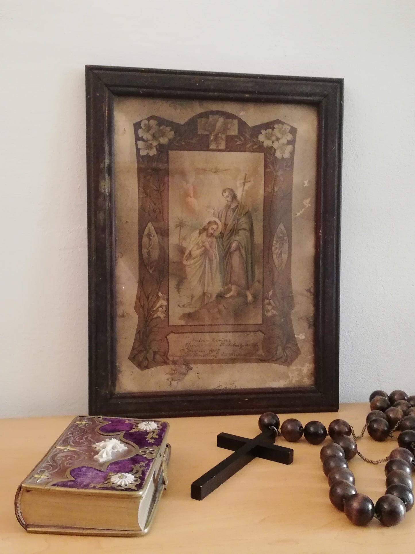 Antikes Heiligenbild katholische Taufe 1907. Zusammen mit ansderen Devotionalien