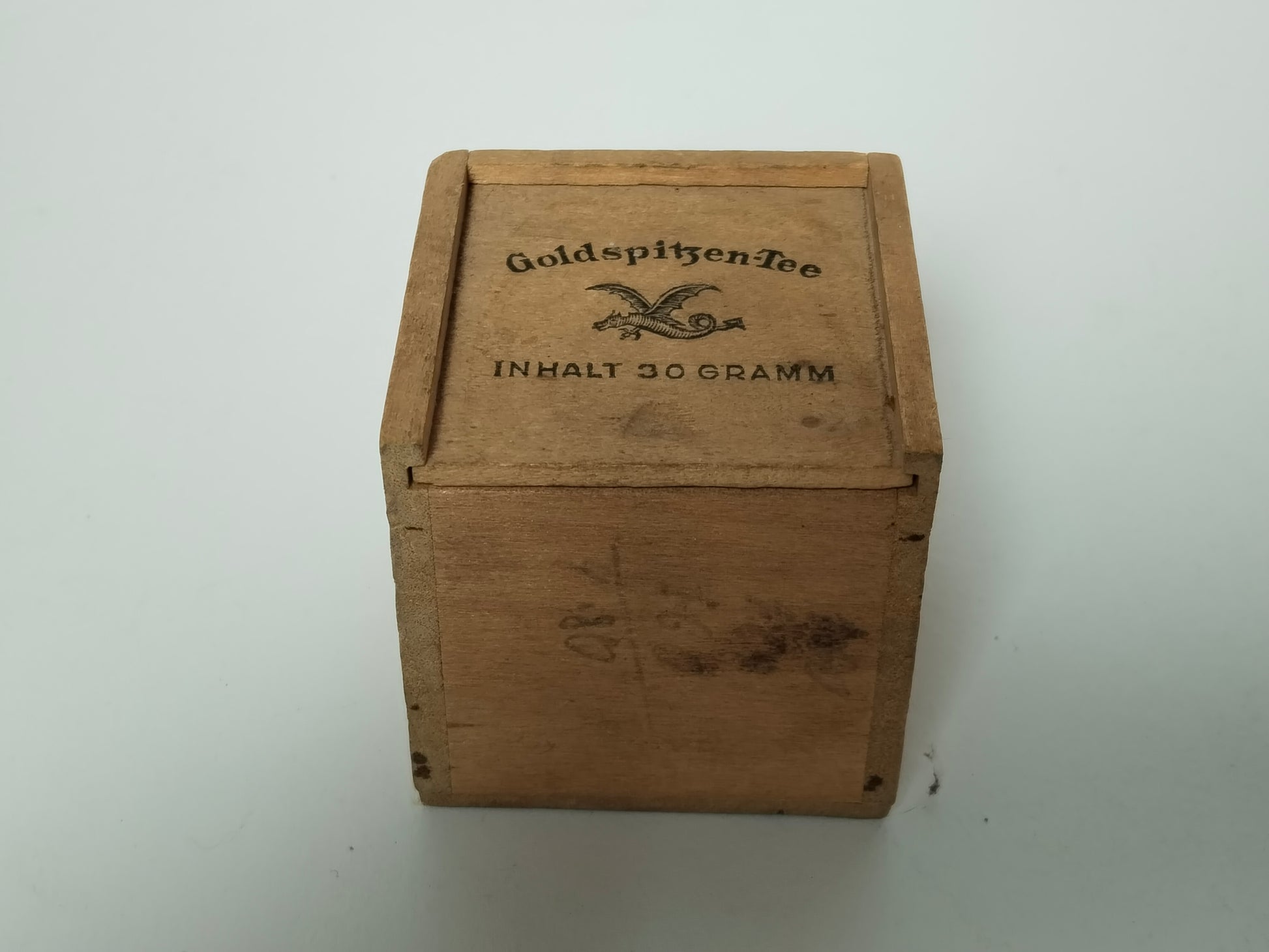 Kleine Vintage Teeschachtel aus Holz mit Schiebedeckel und Drachenaufdruck, Gesamtansicht schräg von oben