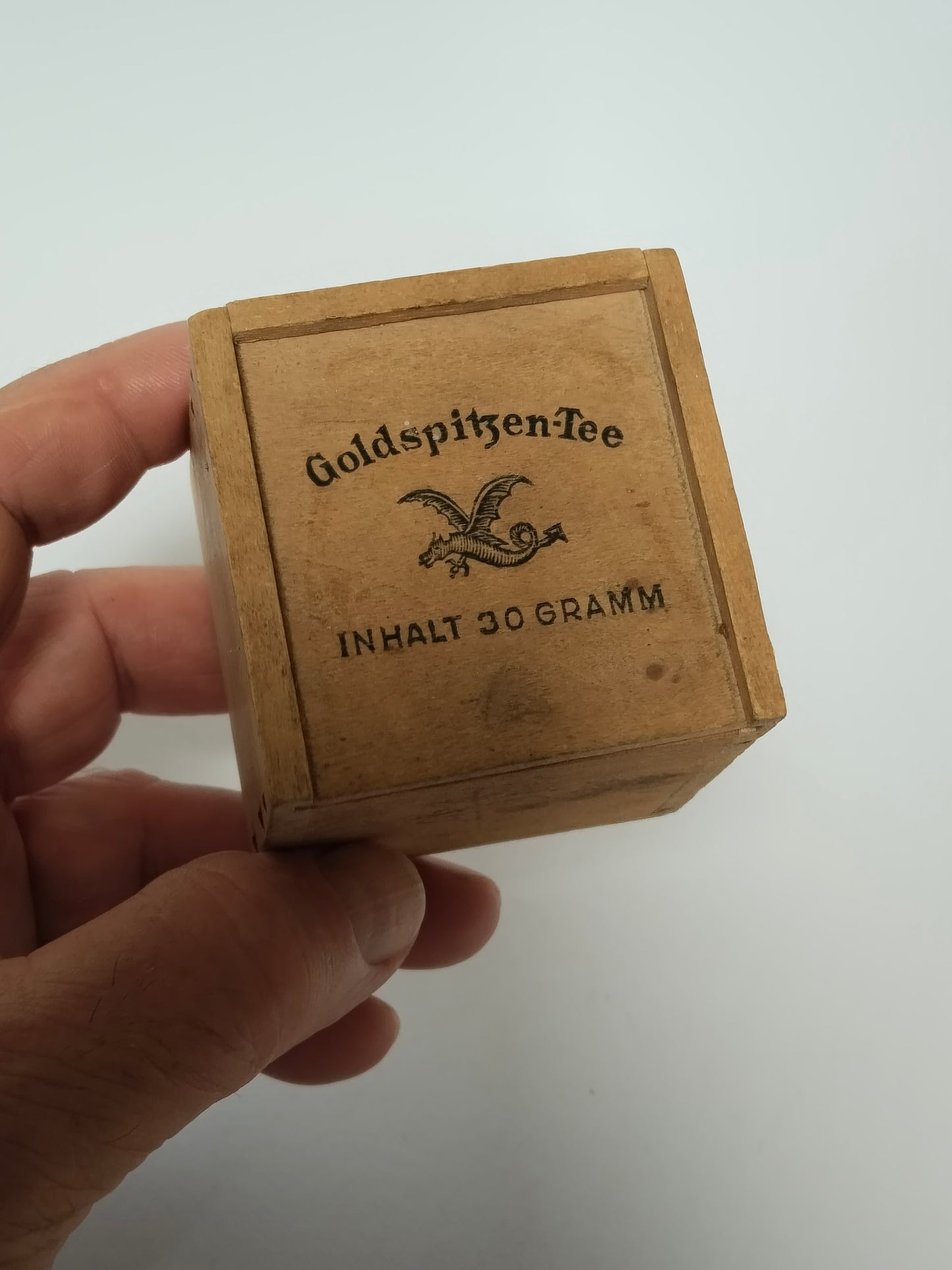 Vintage Holz-Teeschachtel in der Hand gehalten als Größenvergleich, 5,5 cm Würfel
