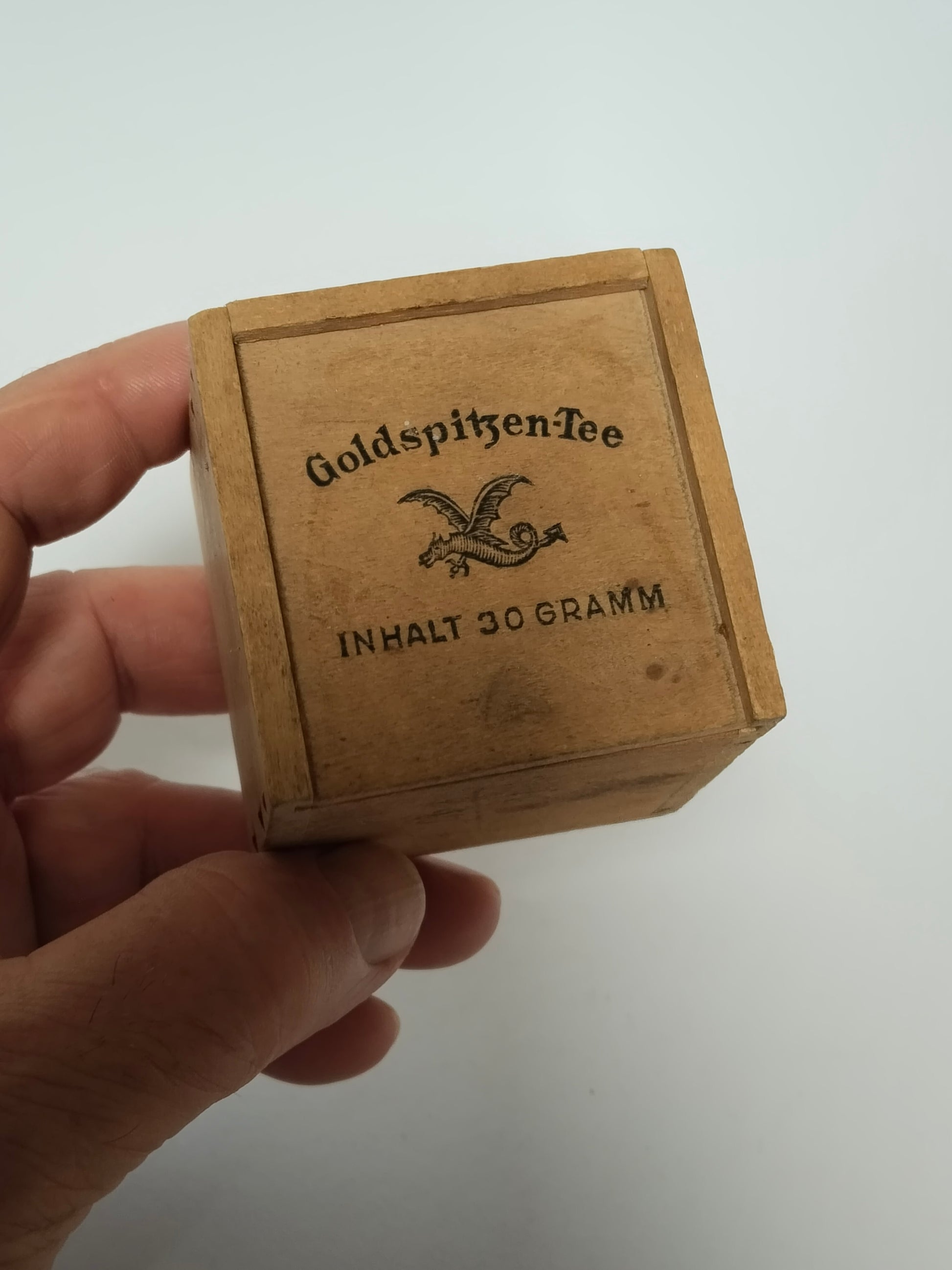 Vintage Holz-Teeschachtel in der Hand gehalten als Größenvergleich, 5,5 cm Würfel
