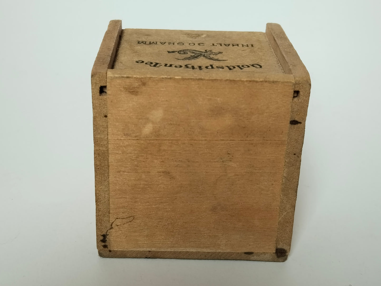 Holz-Teeschachtel von unten mit Blick auf Boden und genagelte Seitenwände
