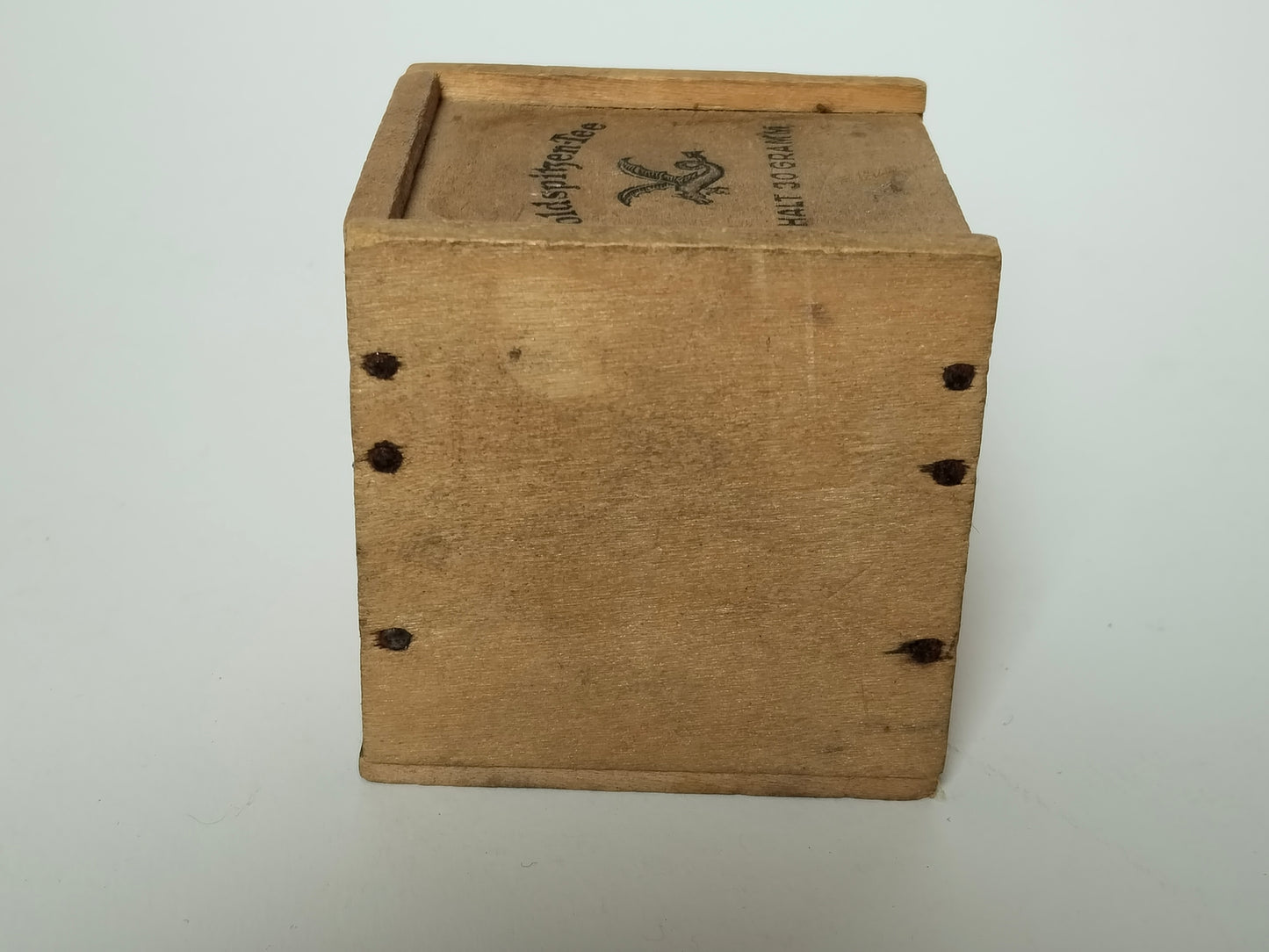 Rückseite der Vintage Holzschachtel mit Altersspuren und dunklen Flecken im Holz
