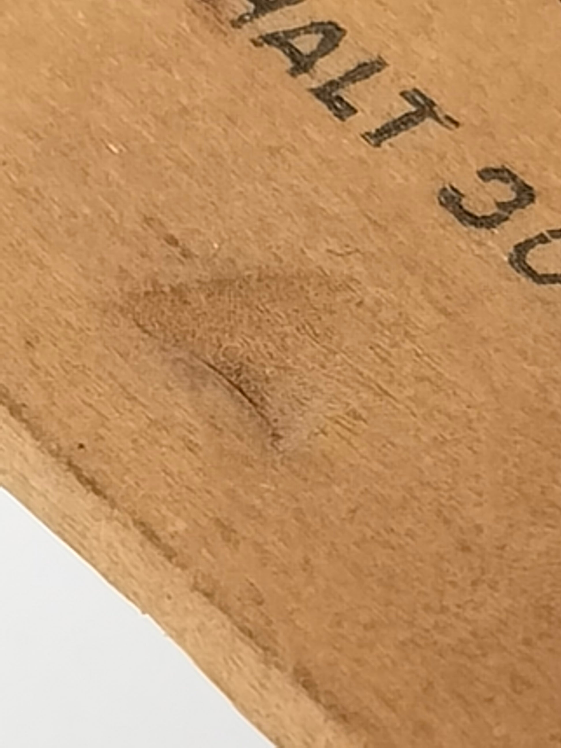 Detailaufnahme des Aufdrucks Inhalt 30 Gramm auf dem Holzdeckel und Einbuchttung für Finger zum Öffnen.
