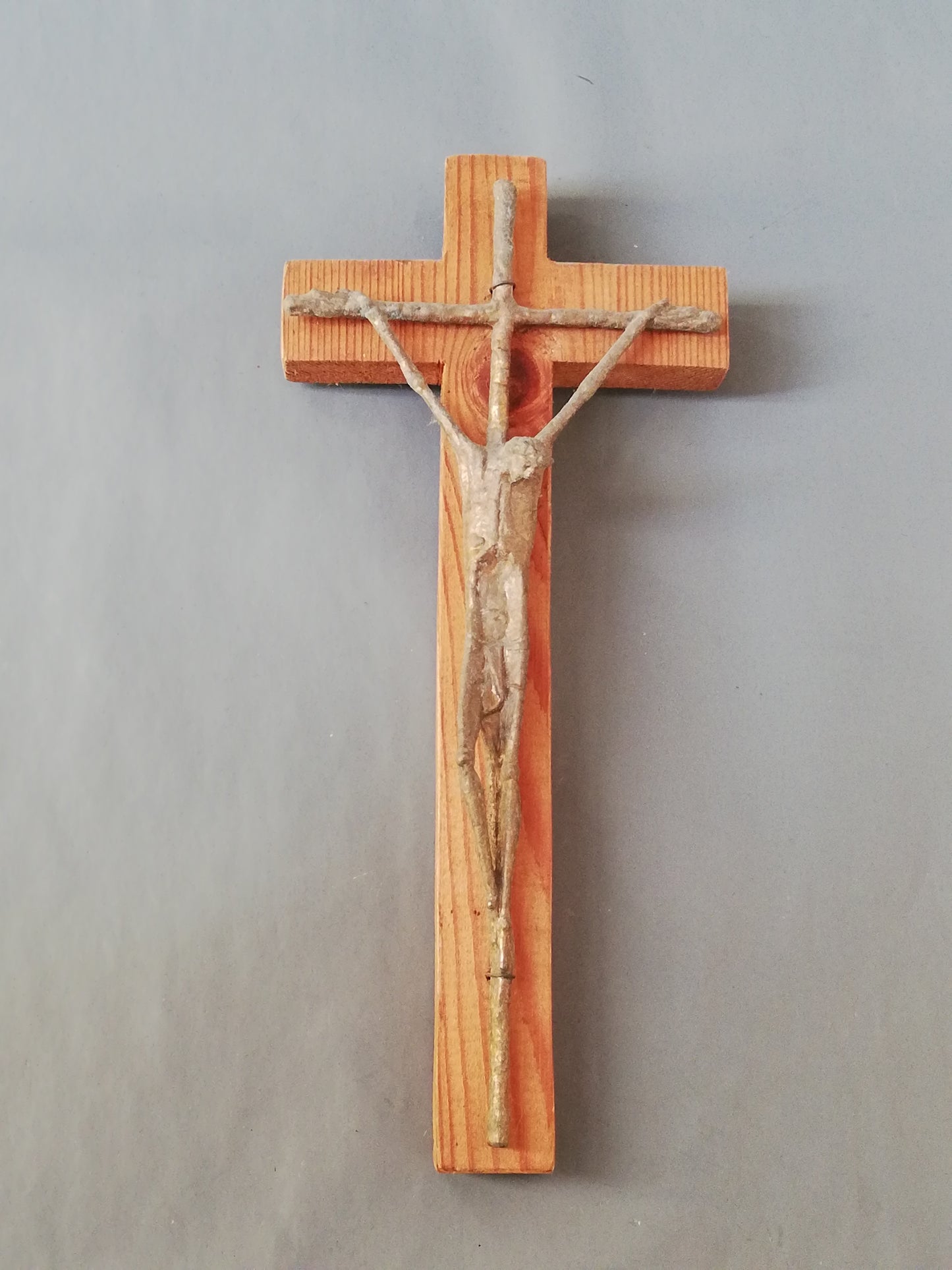 Handgeschnitztes Holzkreuz mit Christus
