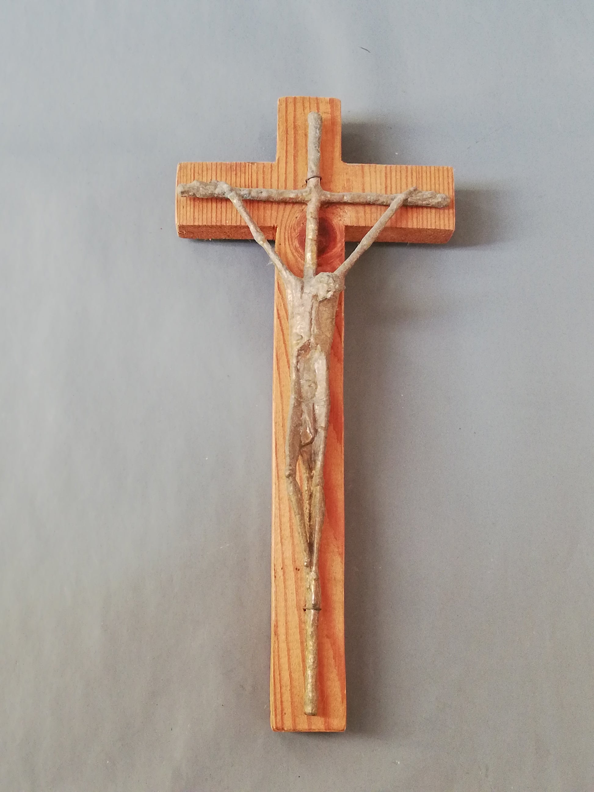 Handgeschnitztes Holzkreuz mit Christus
