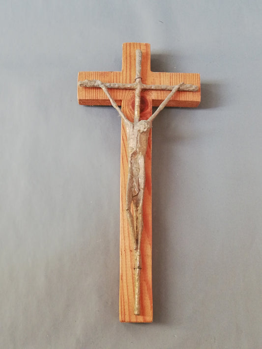 Handgeschnitztes Holzkreuz mit Christus
