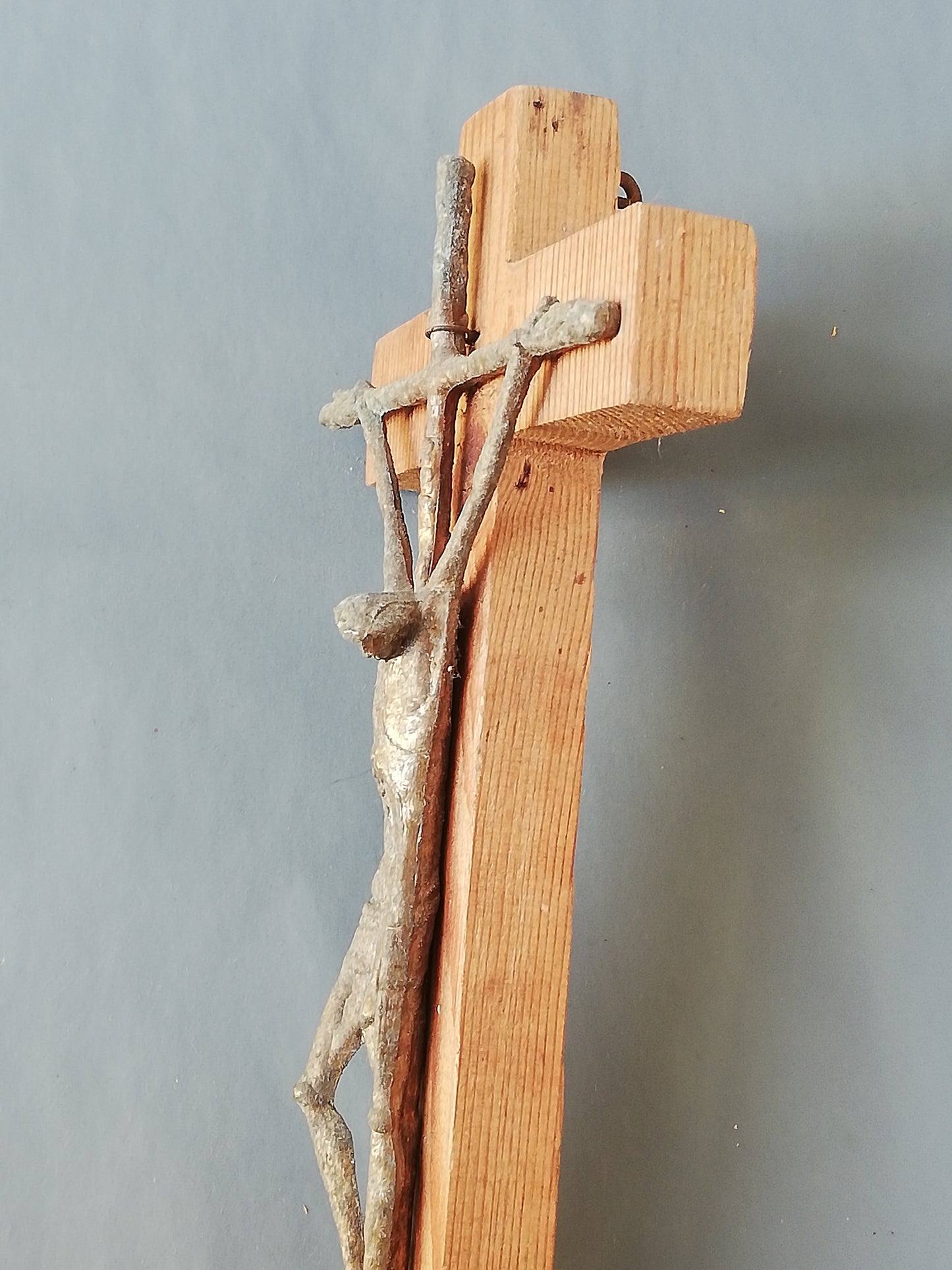Handgeschnitztes Holzkreuz mit Christus. Schräg von der rechten Seite.