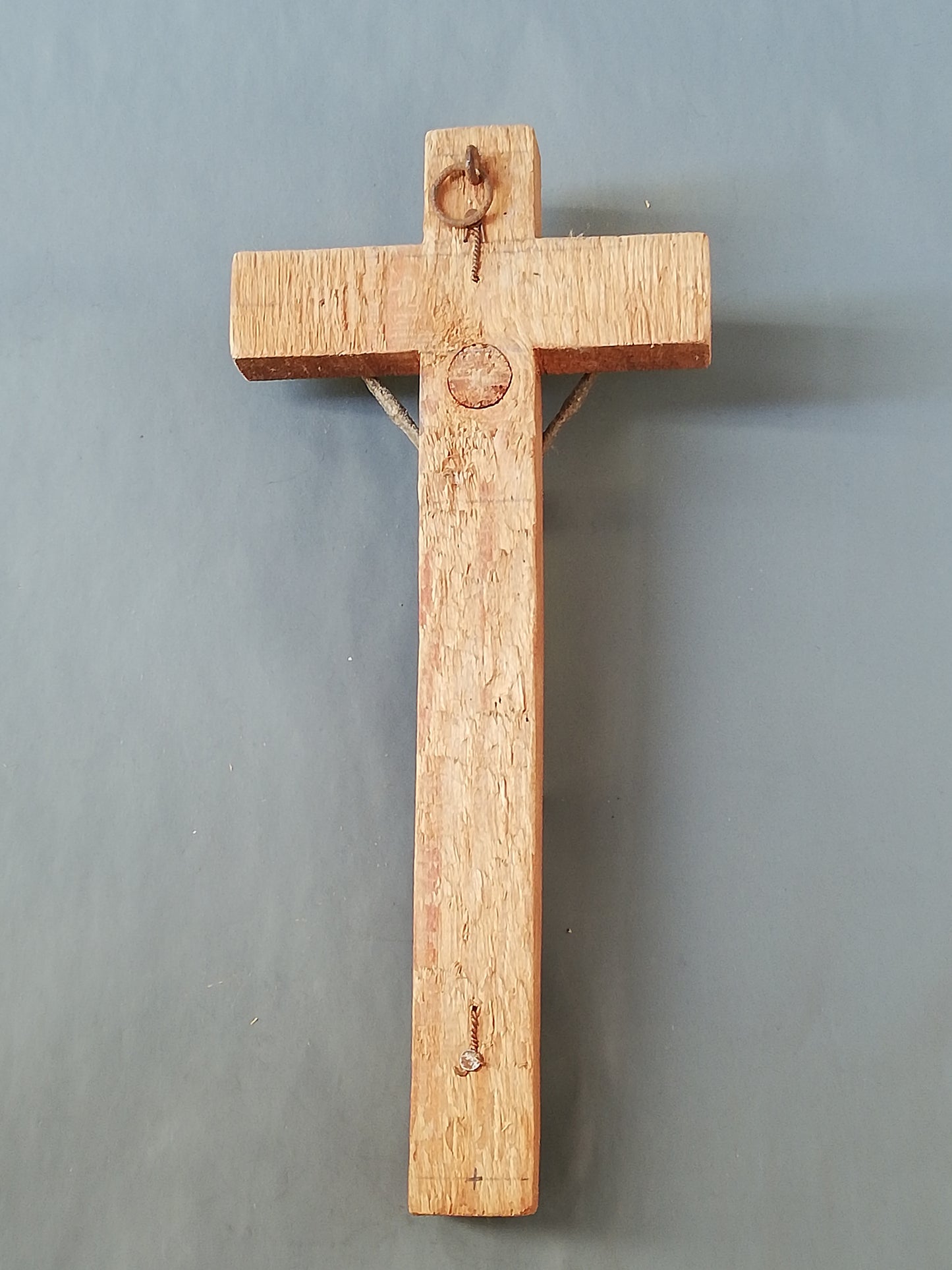 Handgeschnitztes Holzkreuz mit Christus. Rückseite des Kreuzes mit Öse zum Aufhängen.