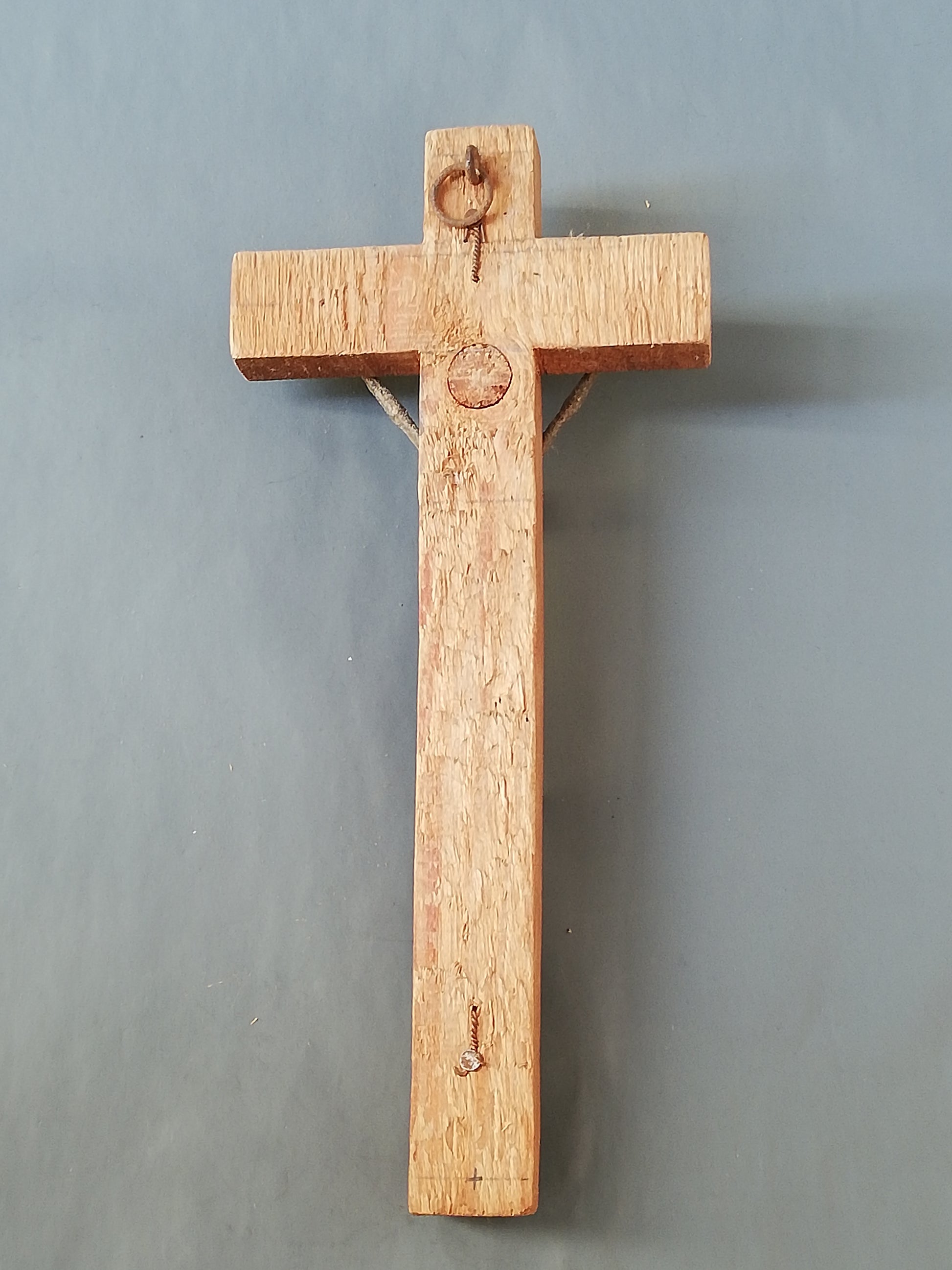 Handgeschnitztes Holzkreuz mit Christus. Rückseite des Kreuzes mit Öse zum Aufhängen.