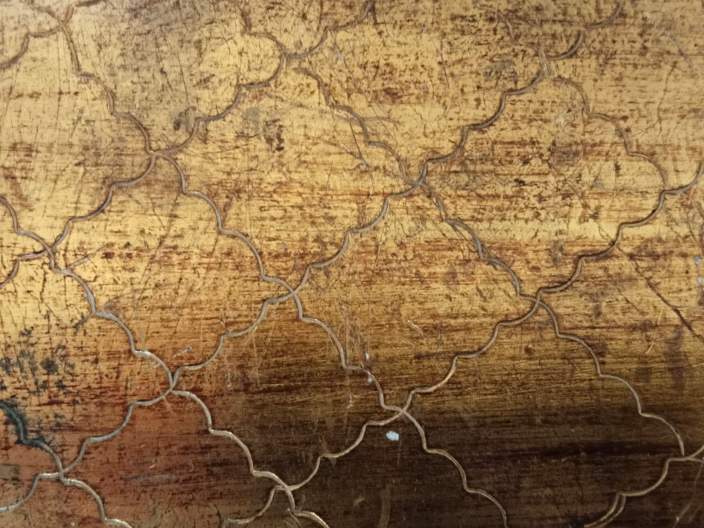 Detailaufnahme Unterseite mit Kratzspuren und Patina