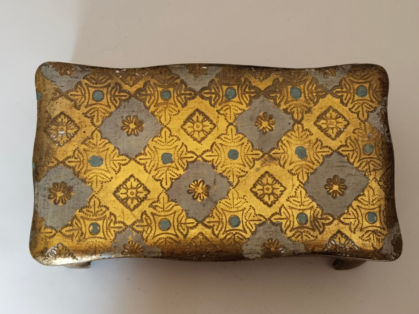 Detailansicht Rautenmuster mit goldenen Röschen