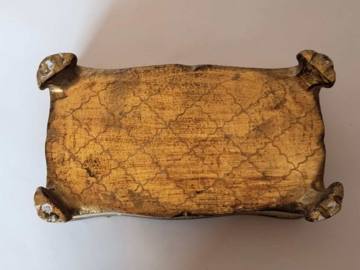 Unterseite der Schatulle mit Rautenmuster und Gebrauchsspuren