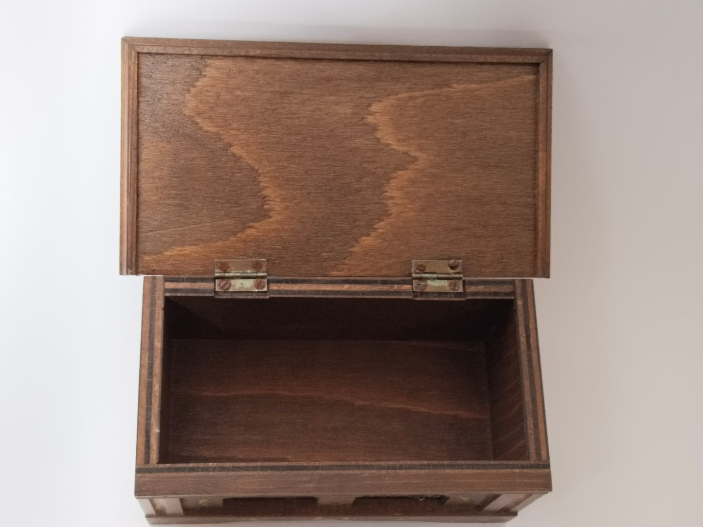 Innenansicht von oben, hochgeklappter Deckel und leerer Stauraum aus Holz