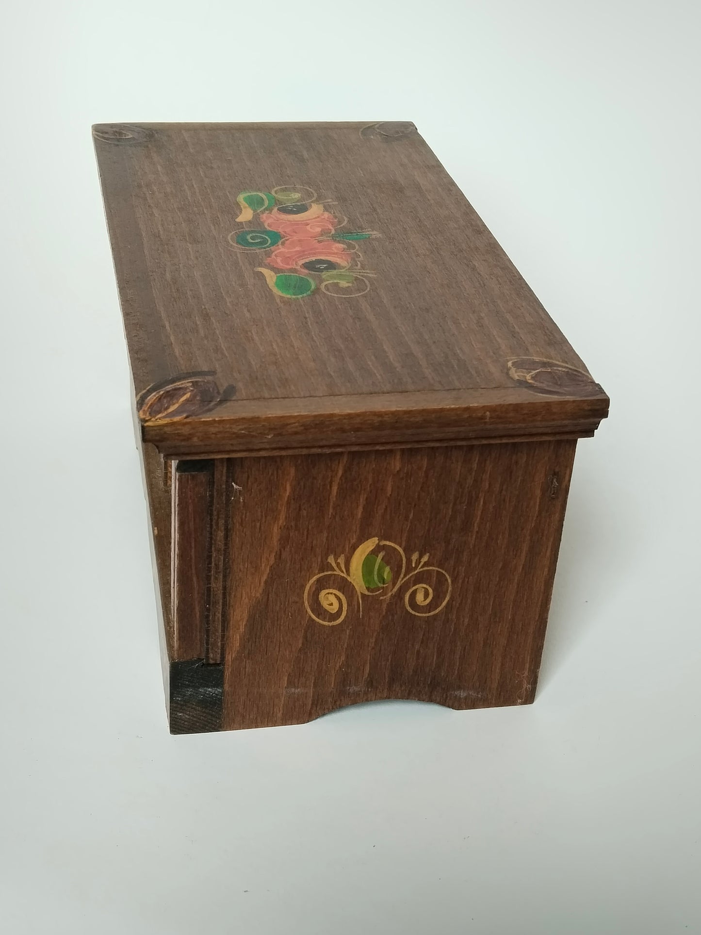 Schatulle schräg von oben, Deckel mit gemaltem Blumenbouquet und dunklen Eckornamenten