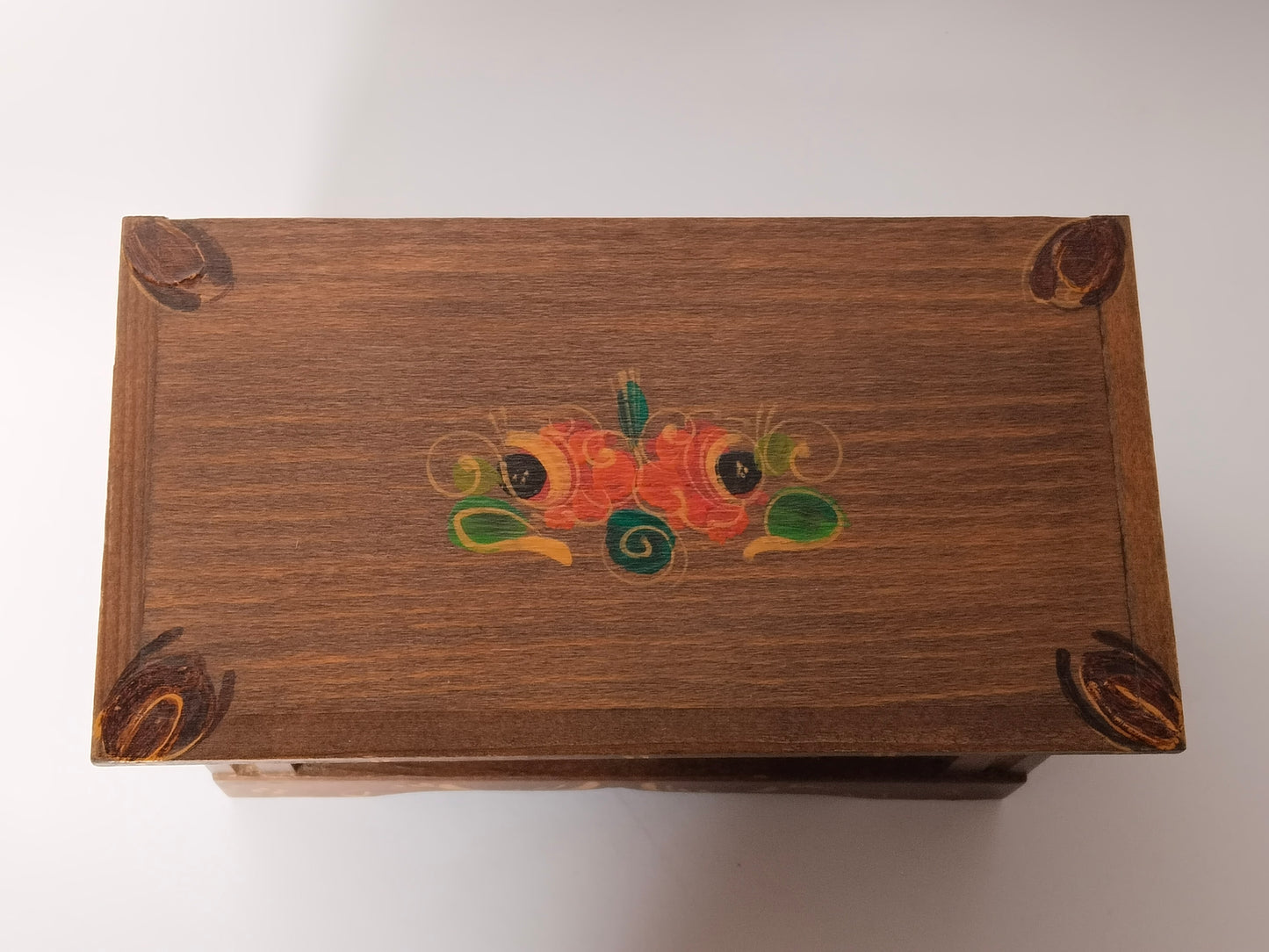 Deckel von oben, handgemaltes Bouquet in Rot, Orange und Grün auf gebeiztem Holz