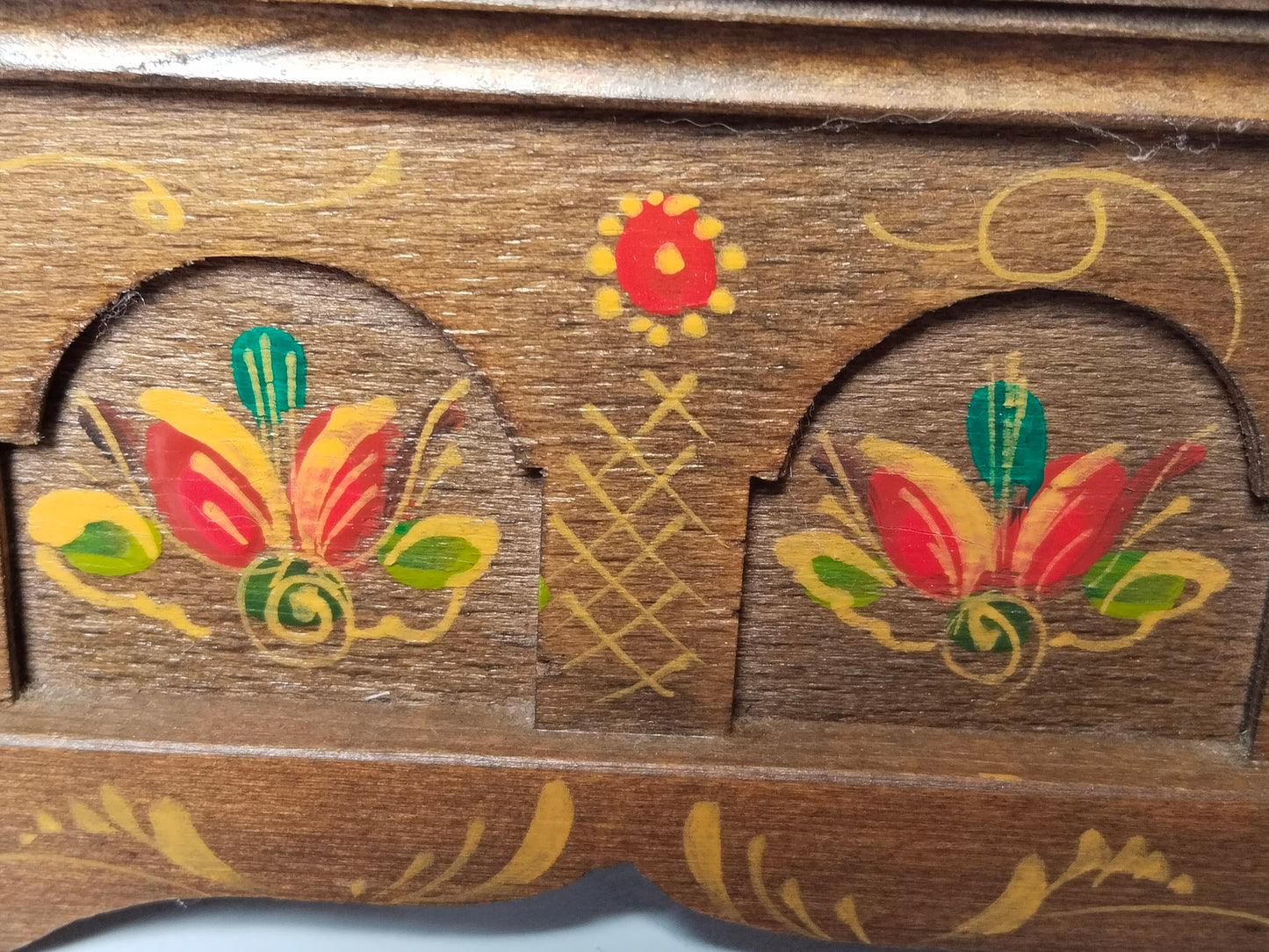 Detail der Frontbemalung mit roten Tulpen, gelben Ranken und gemaltem Gitterkorb