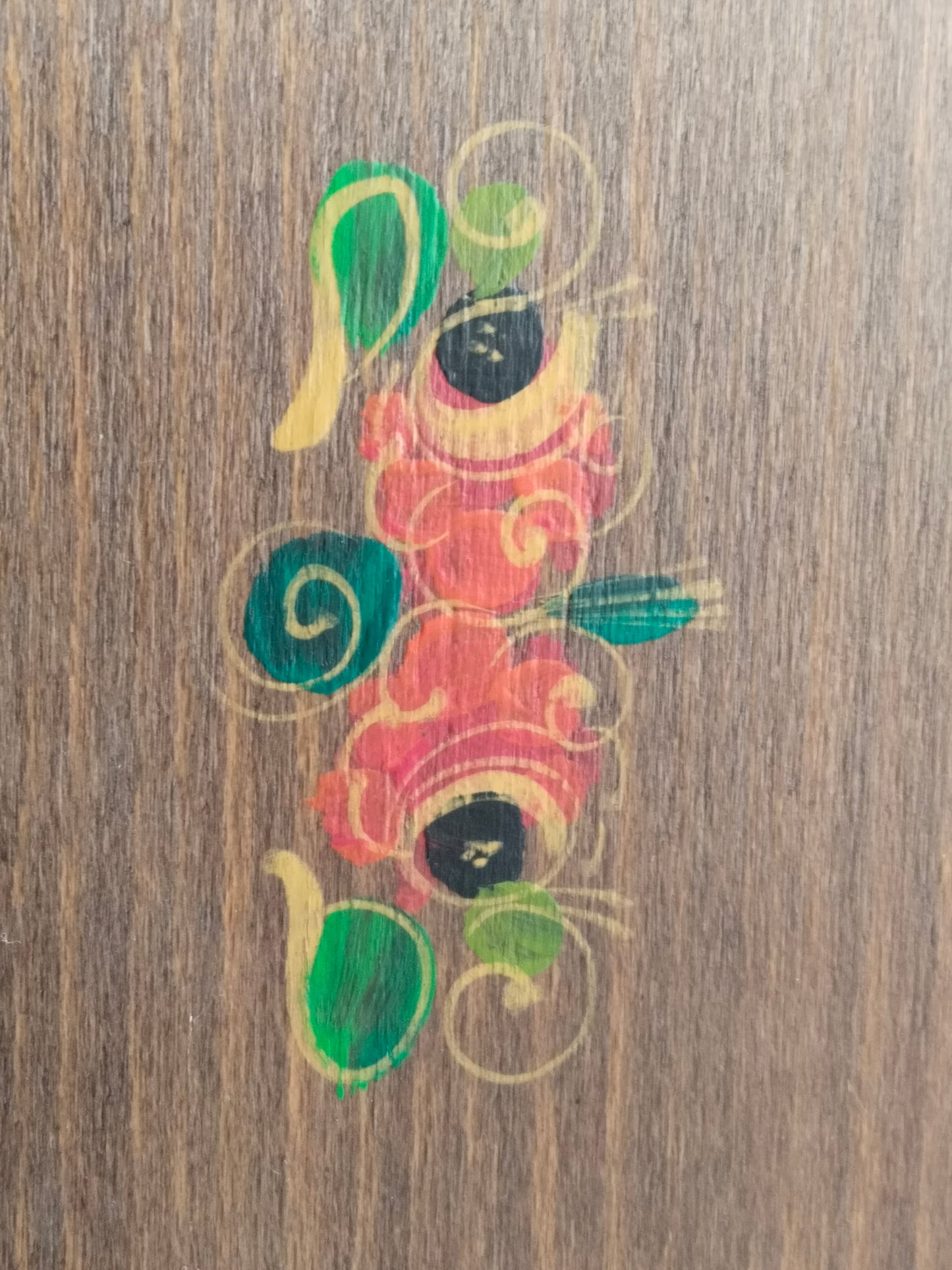 Nahaufnahme des Deckelmotivs, einzelne Pinselstriche der Handbemalung erkennbar