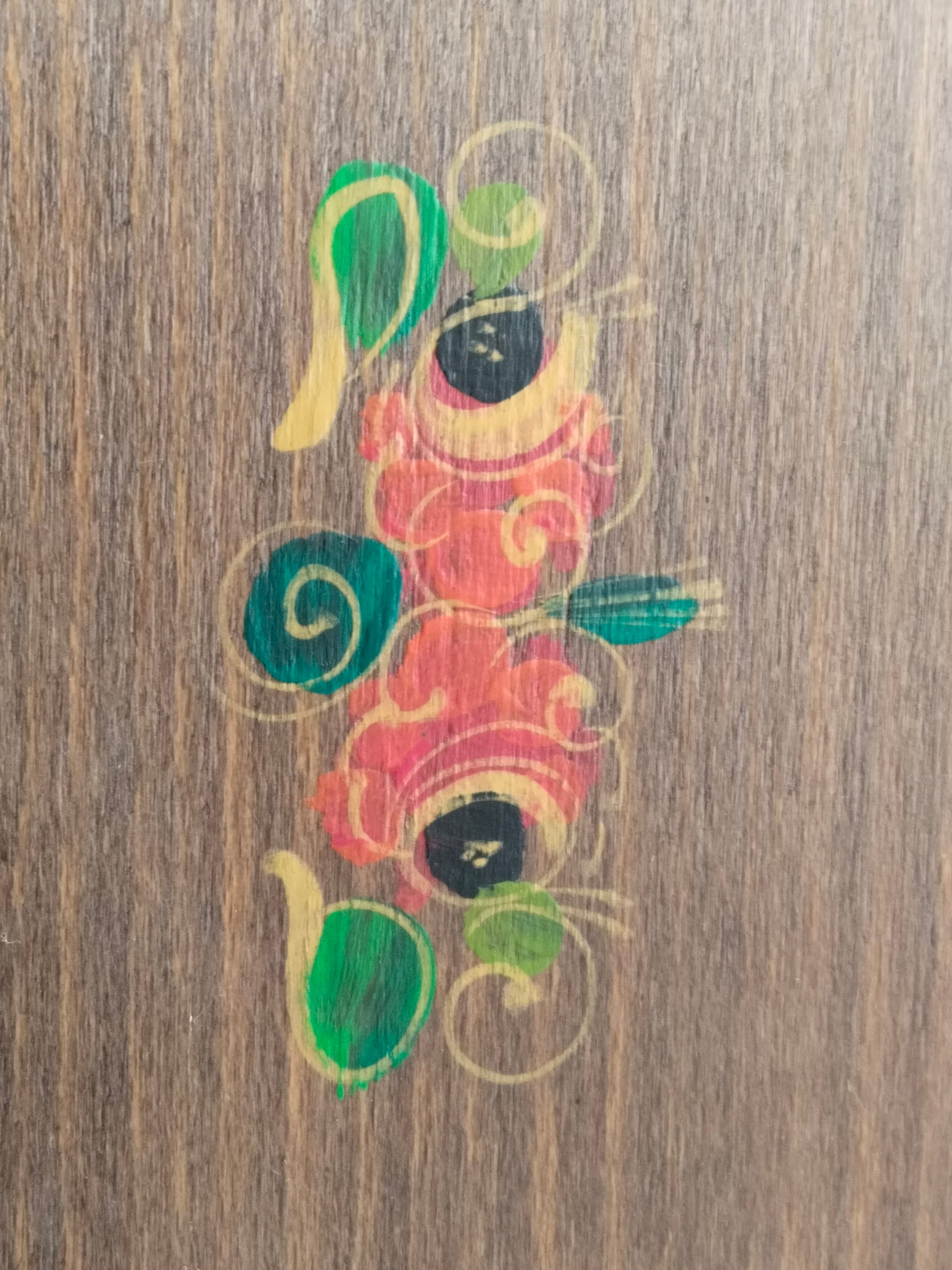 Nahaufnahme des Deckelmotivs, einzelne Pinselstriche der Handbemalung erkennbar