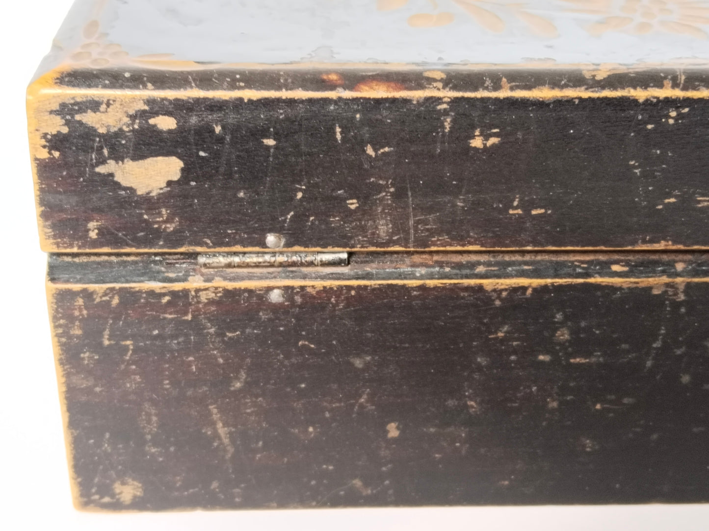 Detailaufnahme der Metallscharniere und der abgeriebenen dunklen Beize an der Kante
