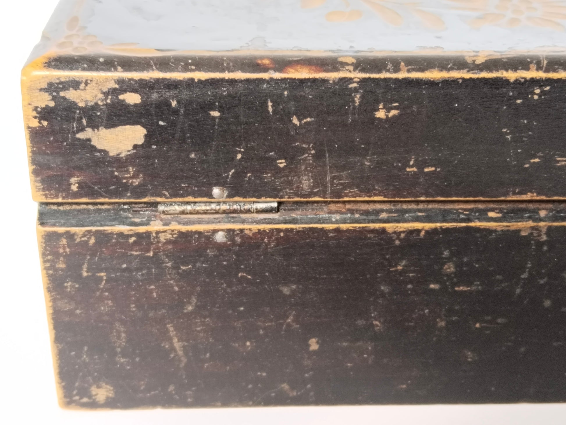 Detailaufnahme der Metallscharniere und der abgeriebenen dunklen Beize an der Kante
