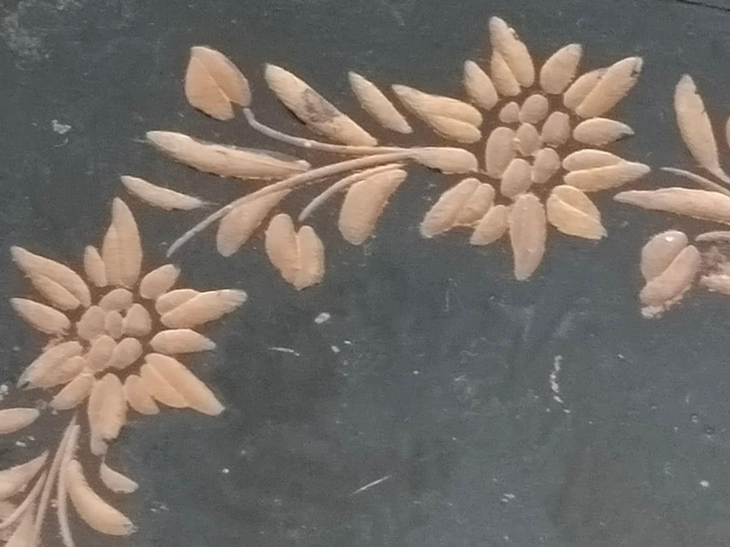 Makroaufnahme der geschnitzten Edelweißblüten am Deckel der Vintage Schatulle
