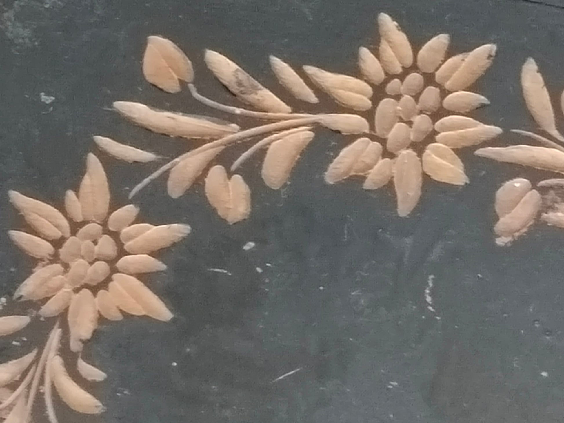 Makroaufnahme der geschnitzten Edelweißblüten am Deckel der Vintage Schatulle
