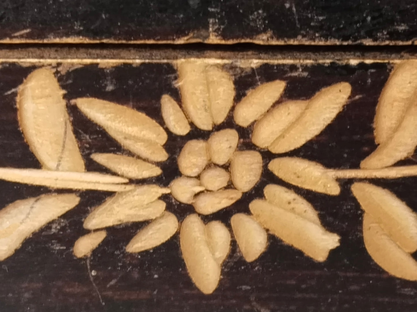Nahaufnahme einer einzelnen Edelweißblüte im Flachrelief an der Zargenseite