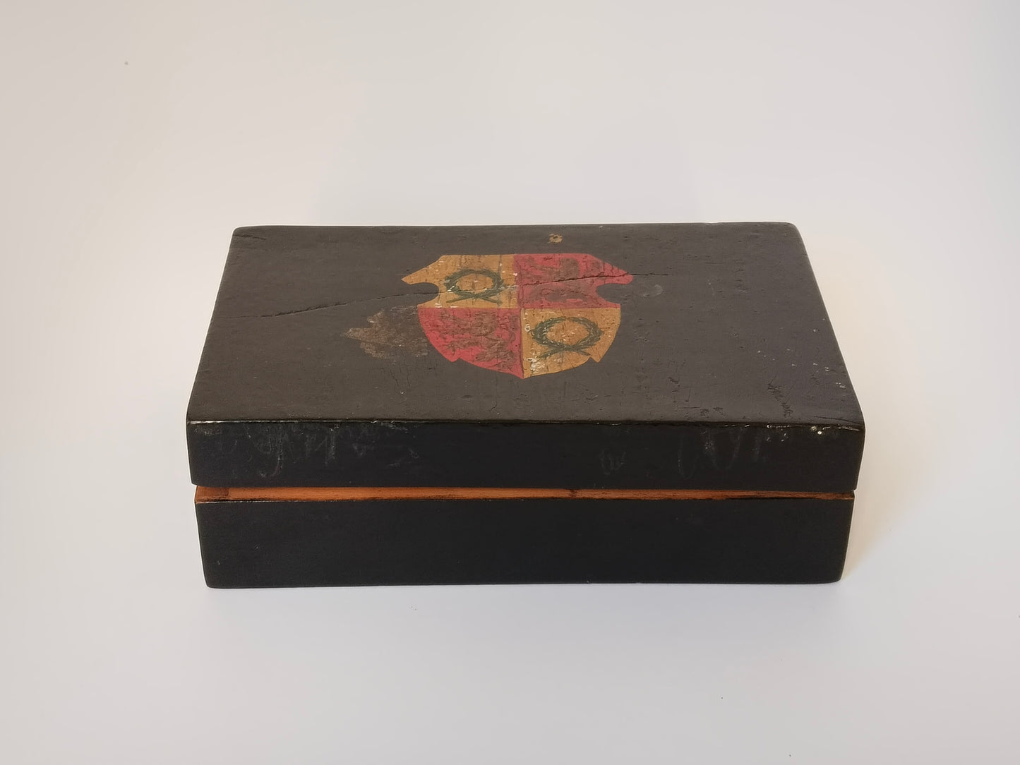 Handbemalte Wappen-Schatulle aus Holz, schwarz lackiert, Vintage Aufbewahrungsbox aus Österreich

