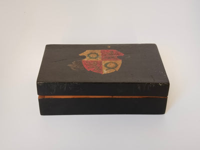 Handbemalte Wappen-Schatulle aus Holz, schwarz lackiert, Vintage Aufbewahrungsbox aus Österreich
