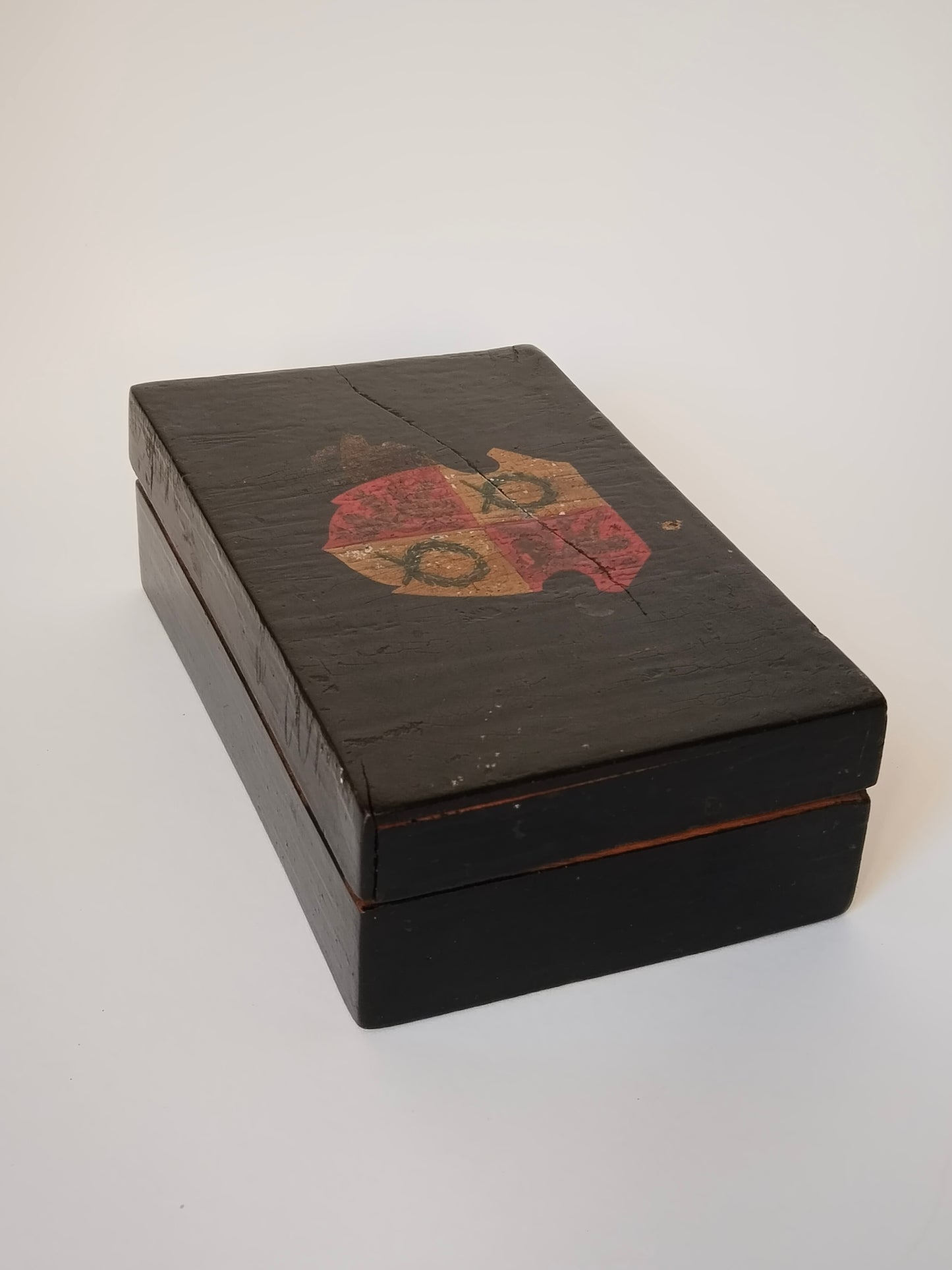 Holzschatulle mit gemaltem Ritterwappen, Schrägansicht, Vintage Deckelkästchen mit Craquelé