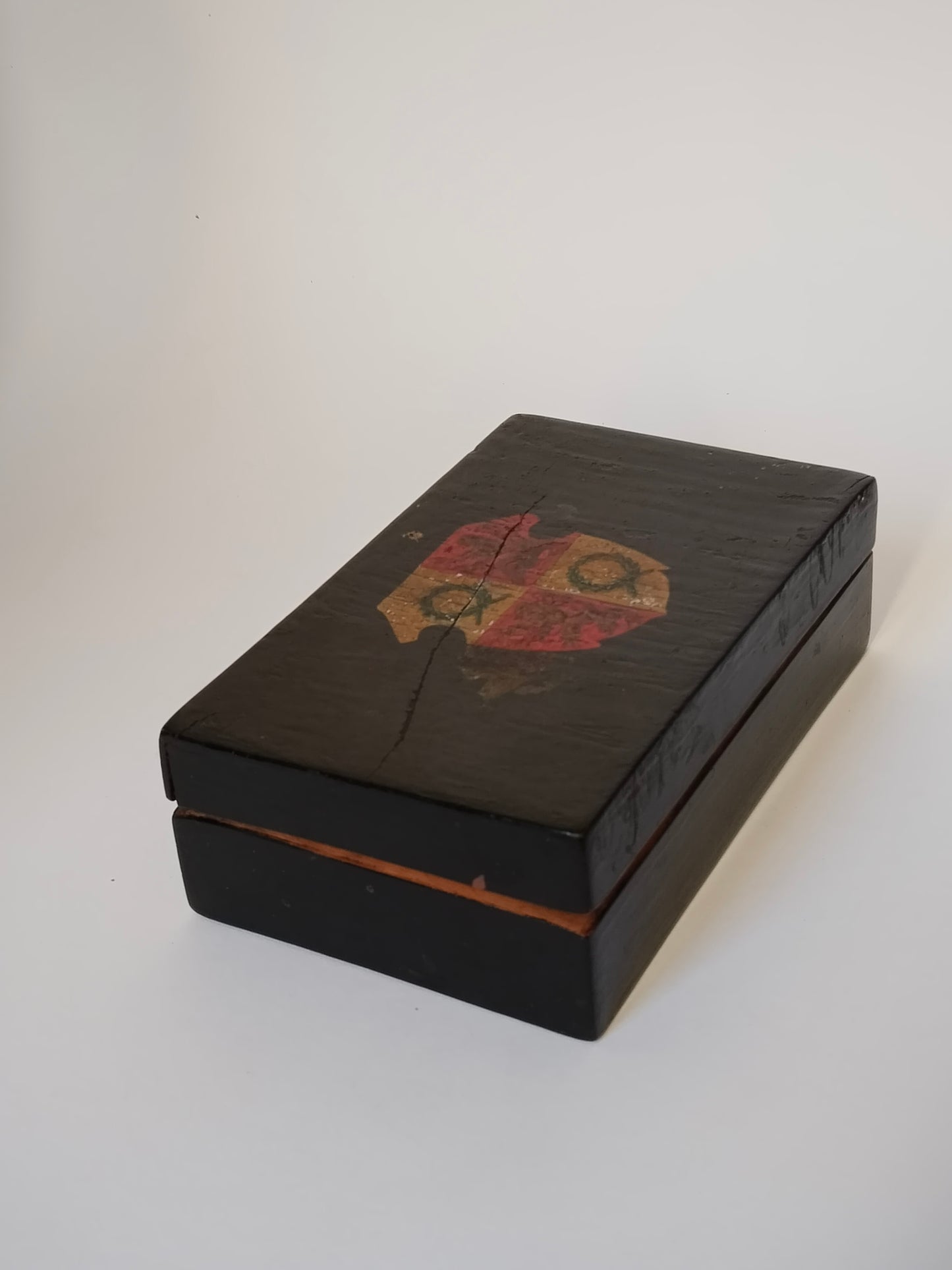 Vintage Holzkästchen mit Wappen, Seitenansicht, schwarz lackierte Oberfläche mit Altersspuren
