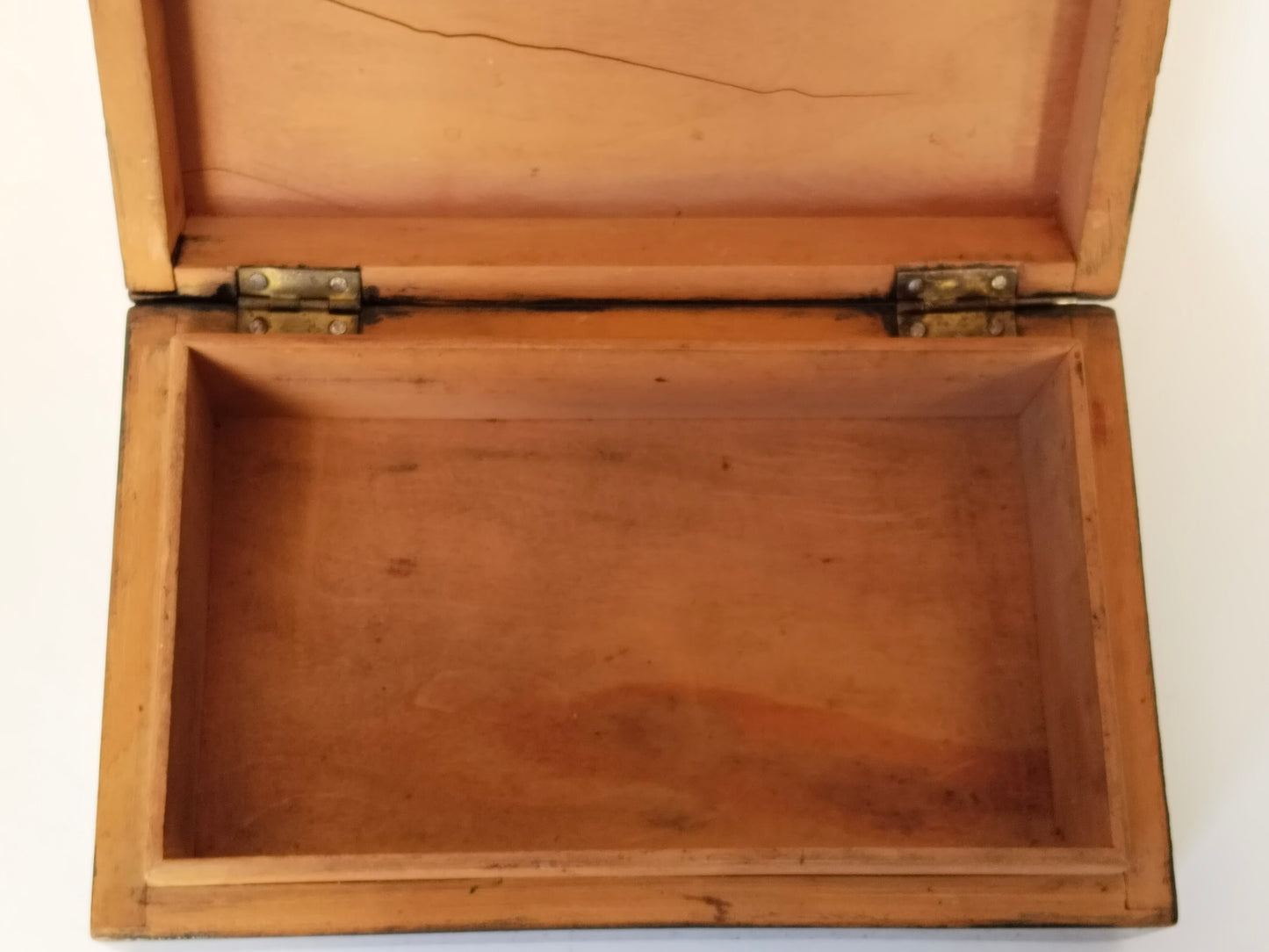 Innenraum der Vintage Holzschatulle aus Österreich, unbehandeltes Holz, leerer Stauraum